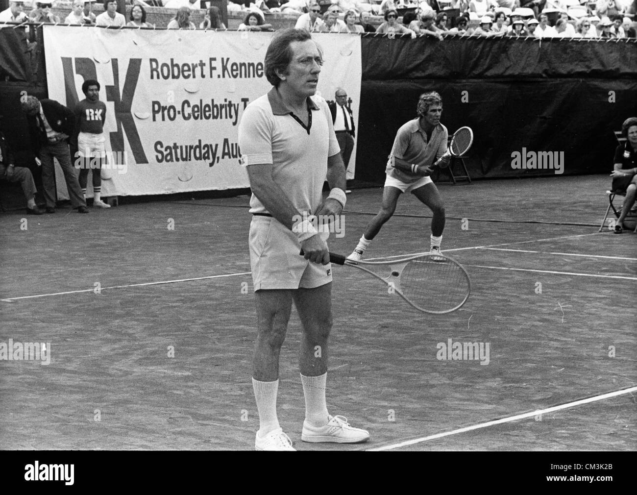 27. August 1976 - New York, NY, US - Sänger ANDY WILLIAMS und BURT BACHARACH spielen Doppel im Tennis-Turnier von Robert F. Kennedy Pro-Celebrtiy.  (Kredit-Bild: © KEYSTONE Bilder USA/ZUMAPRESS.com) Stockfoto