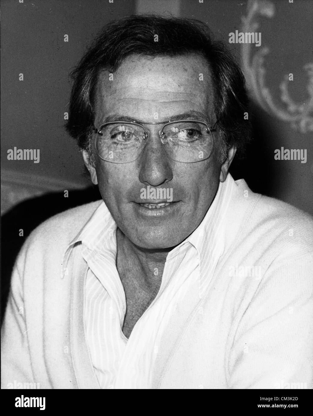 Datum unbekannt - London, England, Vereinigtes Königreich - Sänger ANDY WILLIAMS, geboren 3. Dezember 1927, ist ein Sänger, der 18 Gold und drei Platin-Alben aufgenommen hat. Bild: Andy Williams mit Brille.   (Kredit-Bild: © KEYSTONE Bilder USA/ZUMAPRESS.com) Stockfoto