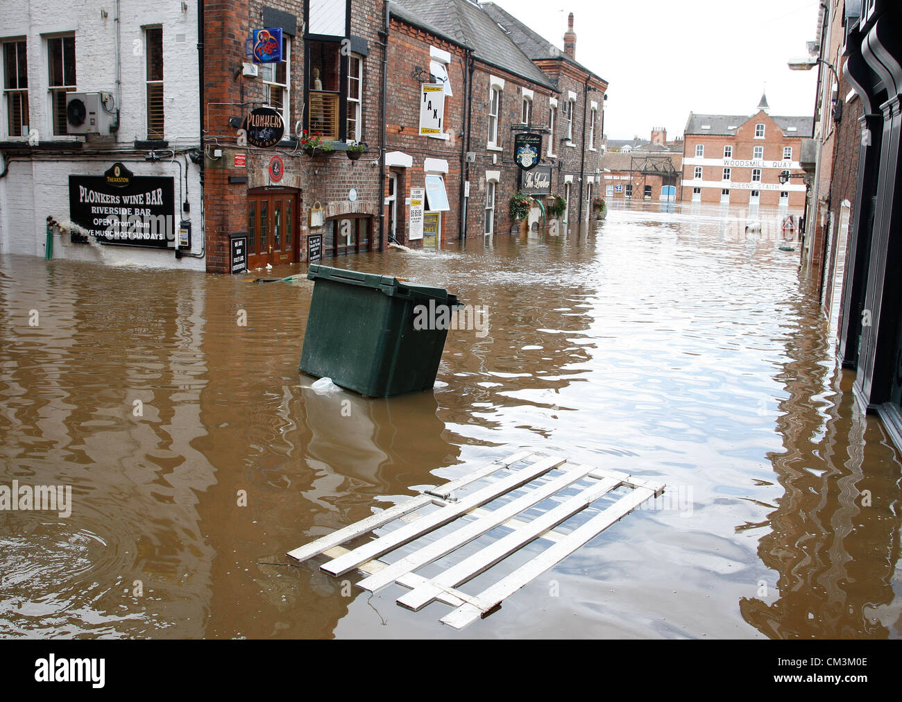 WHEELIE BIN und andere Ablagerungen F Stadt YORK CITY OF YORK NORTH YORKSHIRE ENGLAND 27. September 2012 Stockfoto