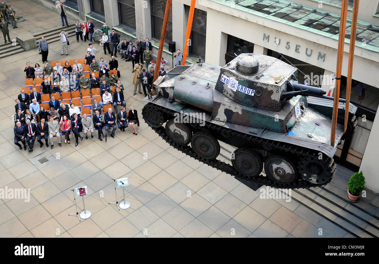 Ein historischen tschechoslowakischen Panzer LTP-38, gewonnen aus Peru für die Sammlungen des militärischen Geschichte Institut (VHU), landete praktisch auf ihrem Hof auf Mittwoch, 26. September 2012. Die Zeremonie wurde von Verteidigung-Minister Alexandr Vondra und peruanischen Botschafter Maria Susana Landaveri besucht. Runabout Kran musste das Fahrzeug, mit einem Gewicht von über sieben Tonnen, über das Dach von der hohen Pforte zu heben. In den späten 1930er Jahren bestellt das peruanische Militär 24 diese Panzer von den CKD-engineering-Unternehmen, die Vickers, Fiat, Renault und Skoda Unternehmen an der Ausschreibung besiegt. Die Tanks wurden entwickelt, eine Stockfoto