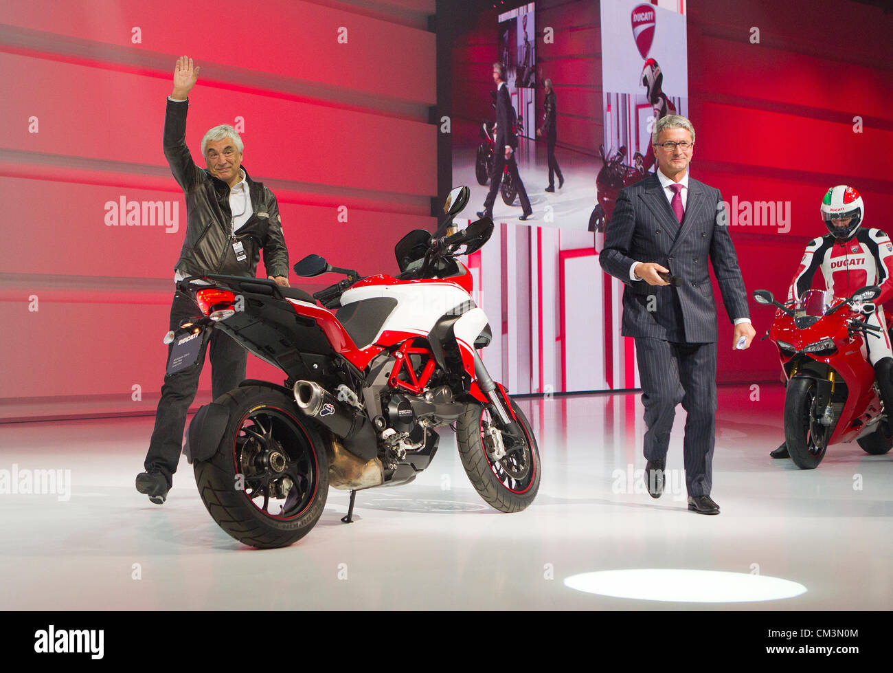 Gabriele del Torchio (links), CEO von Ducati Motorrad Ducati Multistrada 1200 S Pikes Peak während VW Group Night Show am Vorabend der Paris Motor Show in Paris, Frankreich am Mittwoch, 26. September 2012 vorgestellt. (CTK Foto/Rene Fluger) Stockfoto