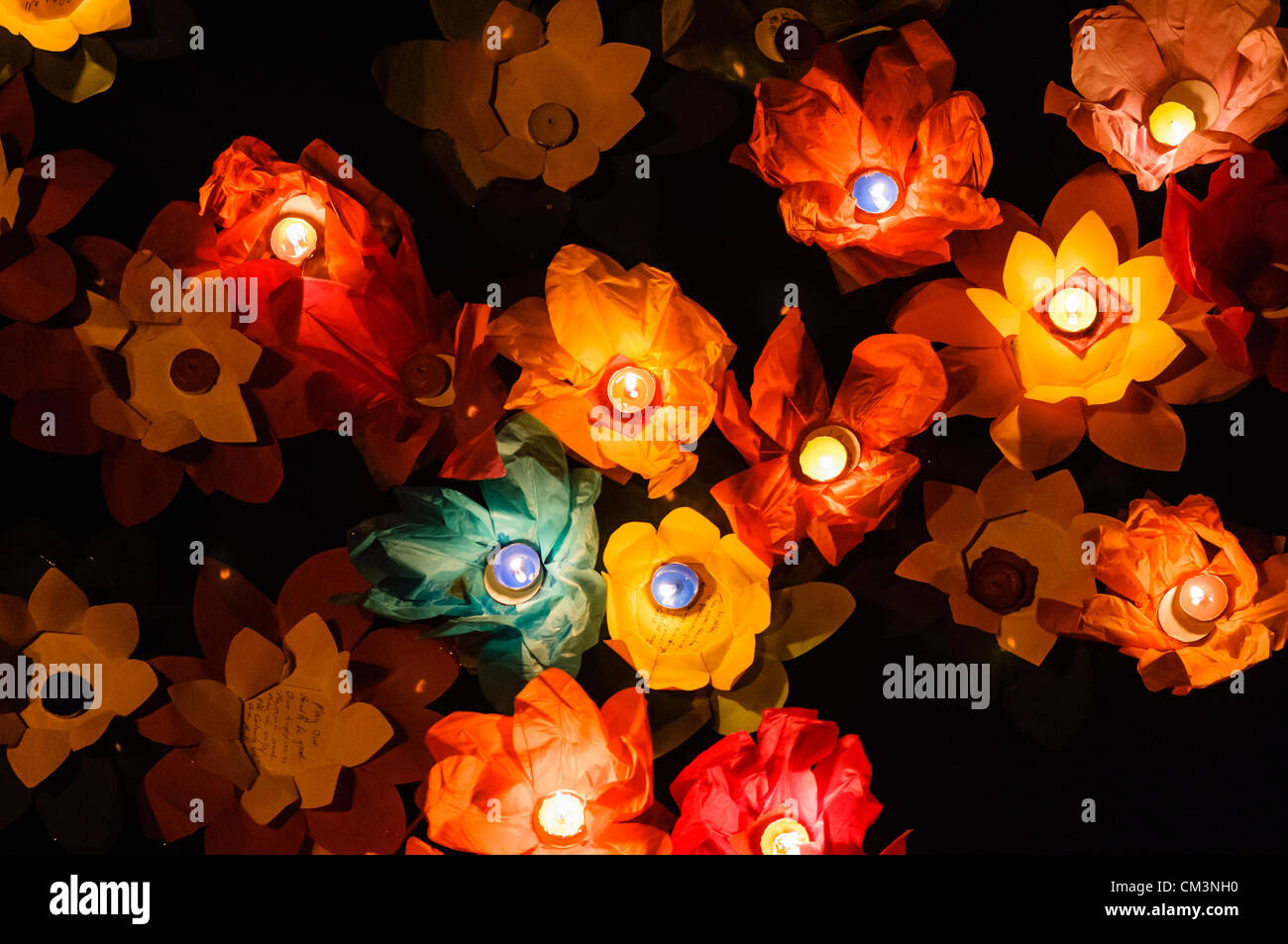 Lotusblumen aus Papier mit Kerzen schweben auf einem Fluss in der Nacht, markieren Sie das chinesische Mondfest Stockfoto