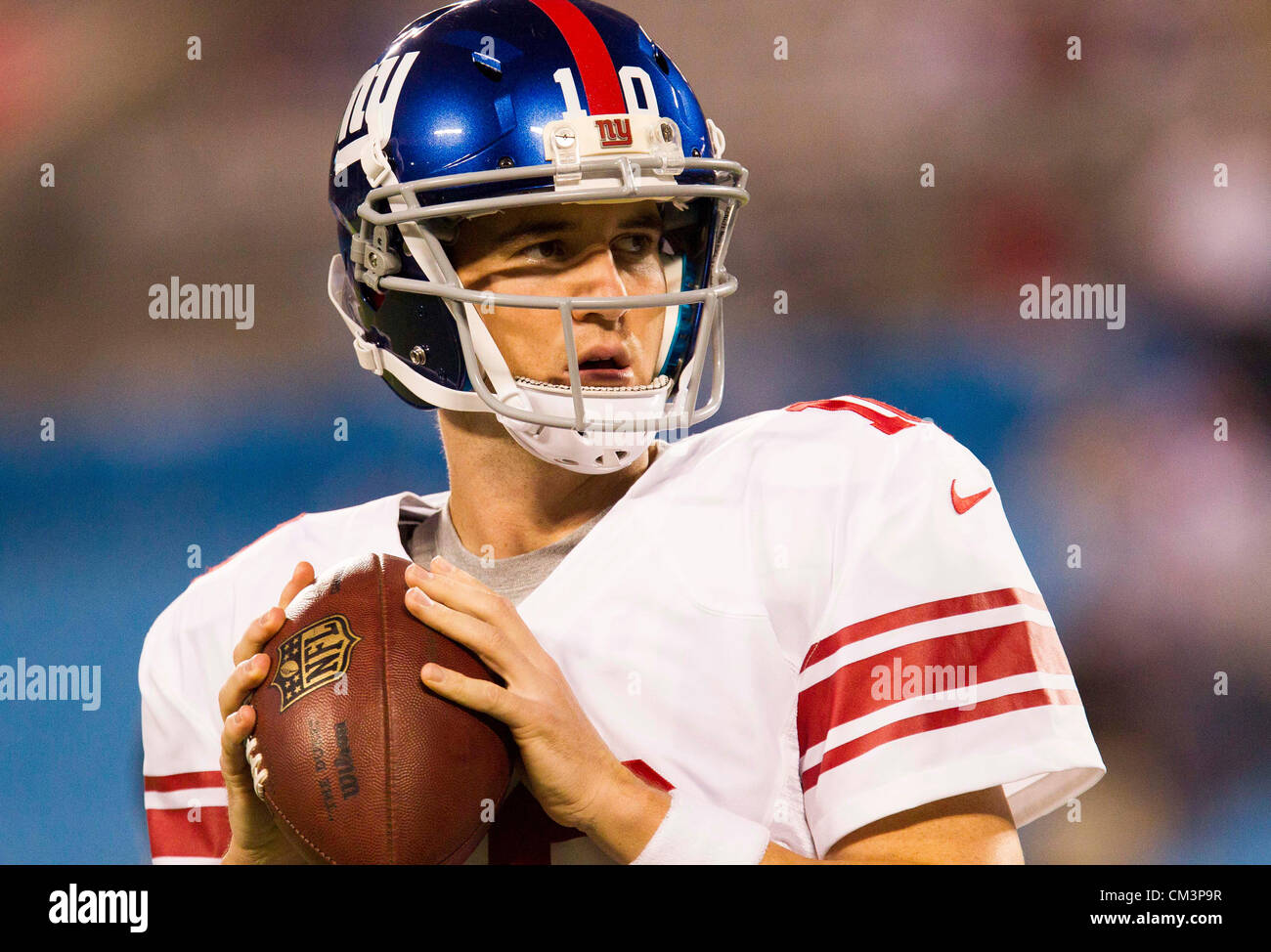 Sept. 27, 2012 - Charlotte, North Carolina, USA - New York Giants QB Eli Manning (10) vor dem Start des Spiels Thursday Night Football. (Kredit-Bild: © Anantachai Brown/ZUMAPRESS.com) Stockfoto