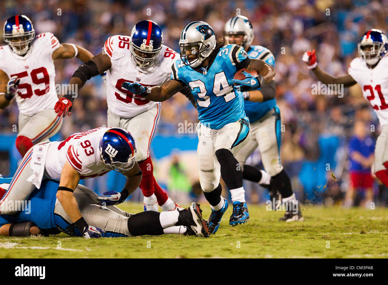 Sept. 27, 2012 - Charlotte, North Carolina, USA - Carolina Panthers RB DeAngelo Williams (34) in Aktion während des Thursday Night Football-Spiels. (Kredit-Bild: © Anantachai Brown/ZUMAPRESS.com) Stockfoto