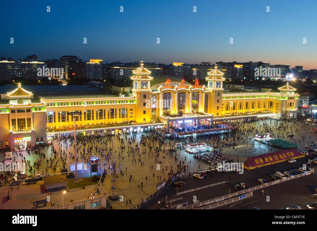 Peking Bahnhof in den frühen Morgenstunden des Freitagabends, als Tausende von Menschen beginnen die Nationalfeiertage in China, mit einer Massenmigration von Millionen erwartet, nach Hause zu gehen, um Freunde und Familien in ganz China zu besuchen. © Time-Snaps Stockfoto