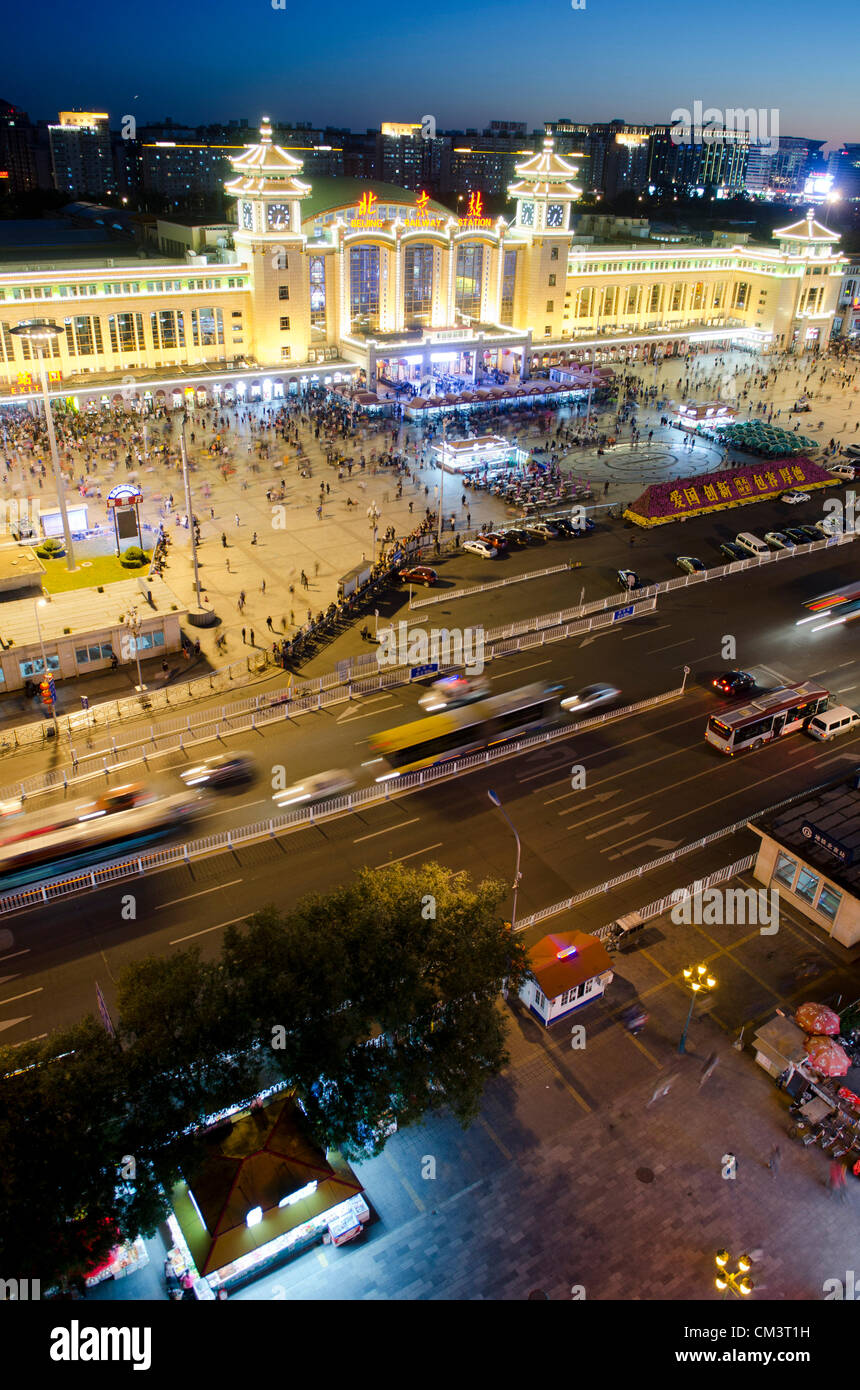 Peking Bahnhof in den frühen Morgenstunden des Freitagabends, als Tausende von Menschen beginnen die Nationalfeiertage in China, mit einer Massenmigration von Millionen erwartet, nach Hause zu gehen, um Freunde und Familien in ganz China zu besuchen. © Time-Snaps Stockfoto