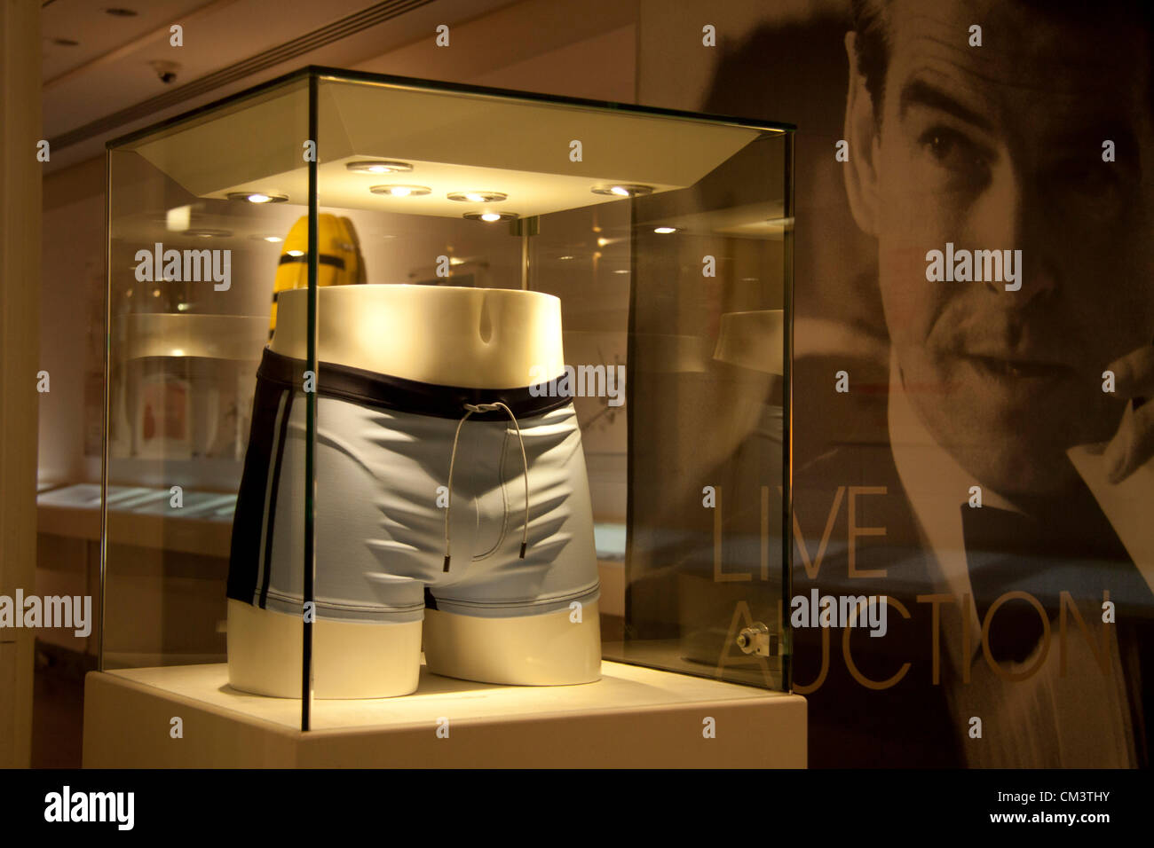 28. September 2012. London UK. Christies halten eine Auktion von James Bond Erinnerungsstücken zur Feier des 50. Jahrestages der Bond-Filme am 5. Oktober. Der Erlös aus der Versteigerung kommt gemeinnützige Stiftungen zugute. Ein paar von La Perla Badehose getragen von Daniel Craig im Film Casino Royale bei Christies Auktionshaus Stockfoto