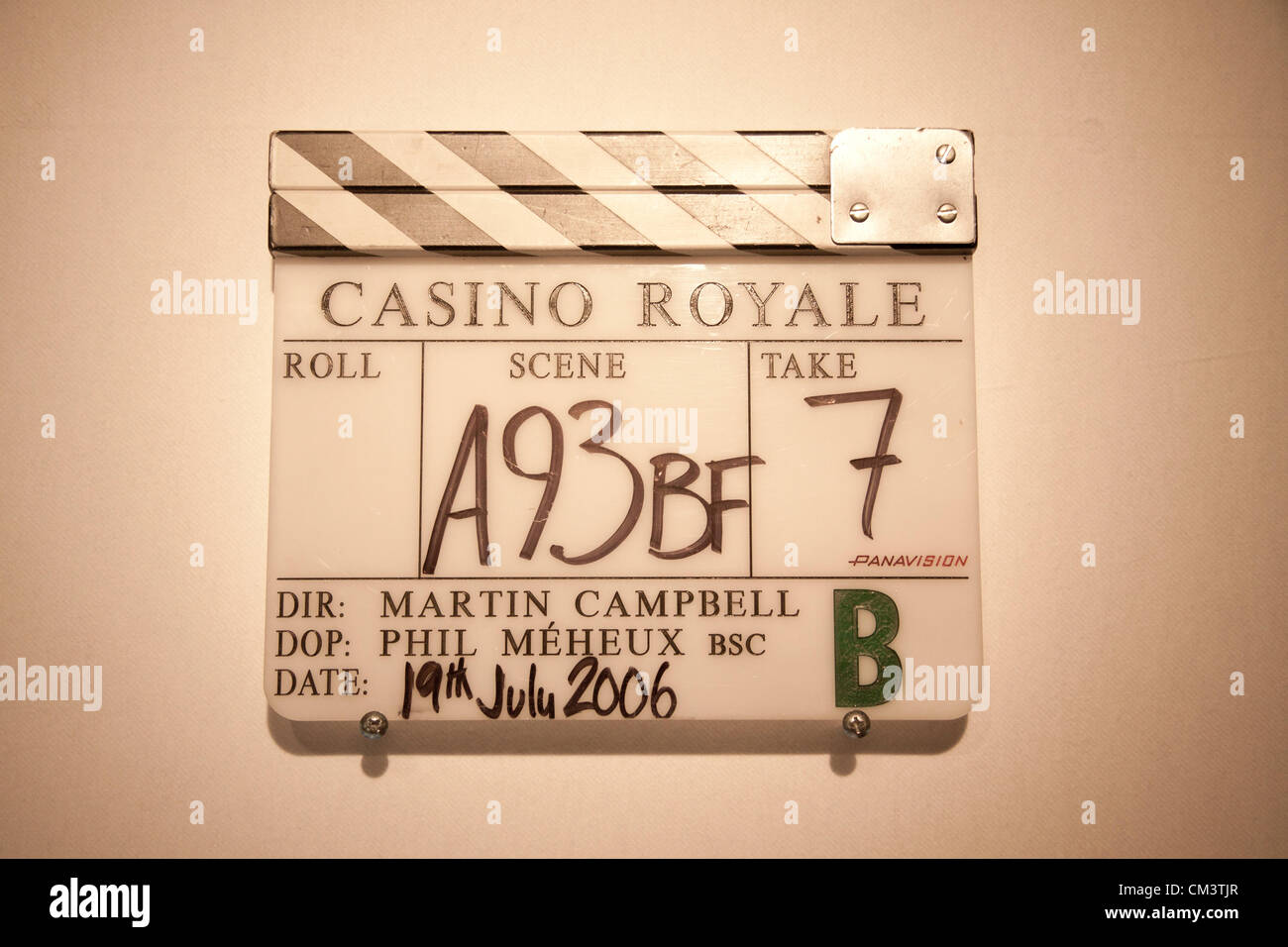 28. September 2012. London UK. Christies halten eine Auktion von James Bond Erinnerungsstücken anlässlich des 50. Jubiläum der Bond-Filme am 5. Oktober. Der Erlös aus der Versteigerung kommt gemeinnützige Stiftungen zugute. Film des Regisseurs Schneidebrett verwendet in dem Film Casino Royale Stockfoto