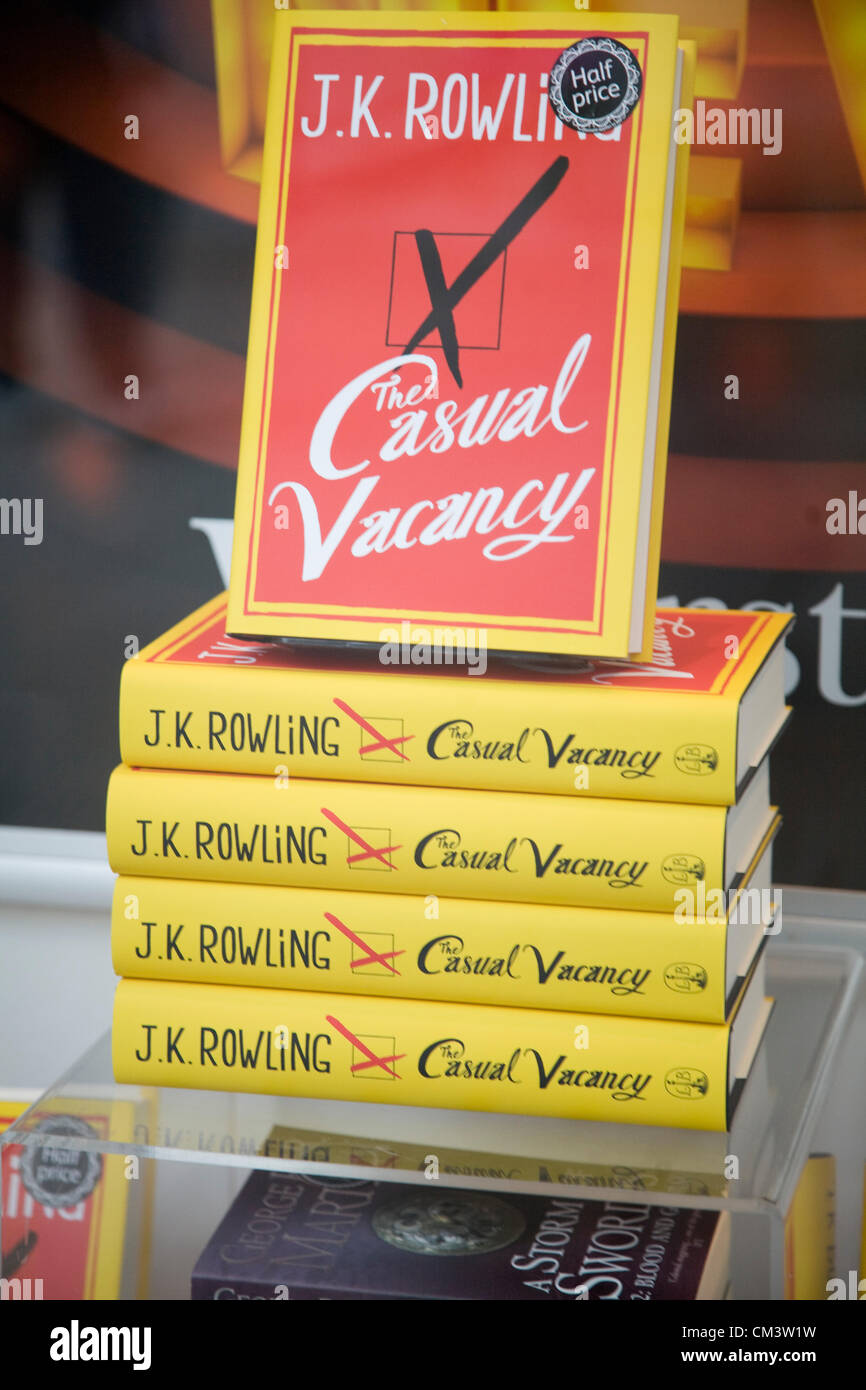 JK Rowling Casual Vacancy Buch über den Verkauf in Waterstones Buchladen, Bury St Edmunds, Suffolk, England 28. September 2012 einen Tag nach der Veröffentlichung Stockfoto