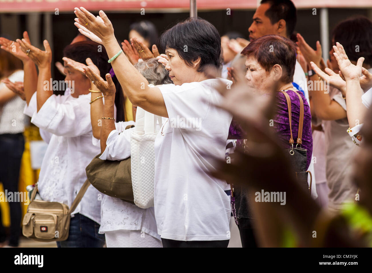 29. September 2012 - Nakorn Nayok, Nakorn Nayok, Thailand - Thai-Buddhisten beten während Gedenktage von Ganesh Ustav am Wat Utthayan Ganesh, ein Tempel für Ganesh in Nakorn Nayok, etwa drei Stunden von Bangkok entfernt. Viele Thai-Buddhisten integrieren hinduistische Elemente, einschließlich der Verehrung von Ganesh in ihrem geistlichen Leben. Ganesha Chaturthi Alias Vinayaka Chaturthi, ist am Tag der Wiedergeburt von Lord Ganesha, der Sohn von Shiva und Parvati das hinduistische Festival gefeiert. Das Festival ist auch bekannt als Ganeshotsav ("fest des Ganesha'') in hinduistischer Kalendermonat von Bhaadrapada, Sta beobachtet. Stockfoto