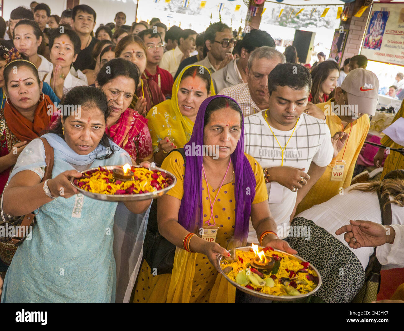 29. September 2012 - Nakorn Nayok, Nakorn Nayok, Thailand - Thais und Indianer suchen die Segnungen des Ganesh während Gedenktage von Ganesh Ustav am Wat Utthayan Ganesh, ein Tempel für Ganesh in Nakorn Nayok, etwa drei Stunden von Bangkok entfernt. Viele Thai-Buddhisten integrieren hinduistische Elemente, einschließlich der Verehrung von Ganesh in ihrem geistlichen Leben. Ganesha Chaturthi Alias Vinayaka Chaturthi, ist am Tag der Wiedergeburt von Lord Ganesha, der Sohn von Shiva und Parvati das hinduistische Festival gefeiert. Das Festival ist auch bekannt als Ganeshotsav ("fest des Ganesha'') in der hinduistischen Calenda beobachtet. Stockfoto