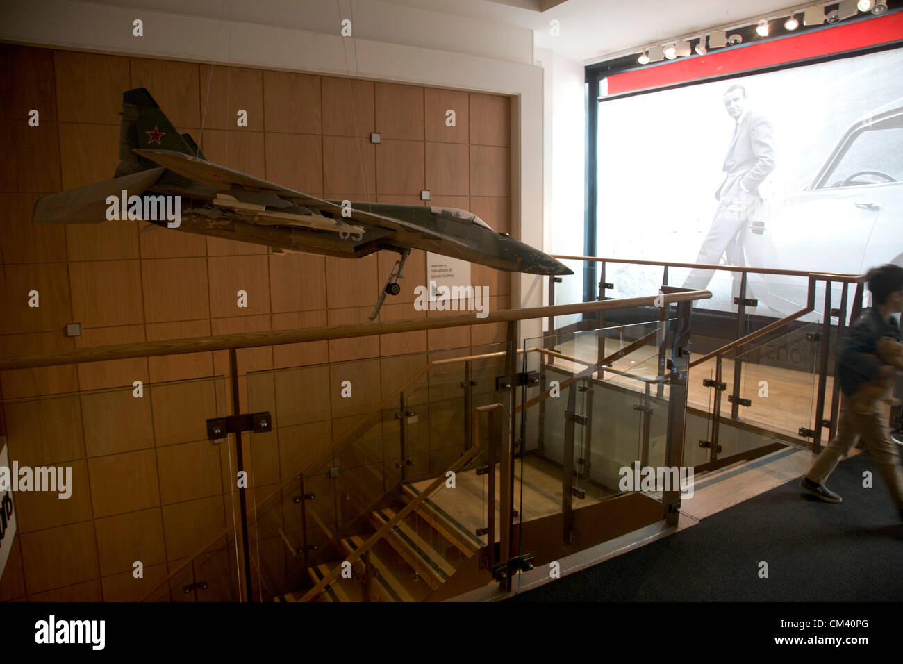 29. September 2012. London UK. Christies halten eine Auktion von James Bond Erinnerungsstücken anlässlich des 50. Jubiläum der Bond-Filme am 5. Oktober. Der Erlös aus der Versteigerung kommt gemeinnützige Stiftungen zugute. Ein Modell der MIG - 29 Kämpfer auf dem James Bond-Film GoldenEye Chrsitie Auktionshaus Stockfoto