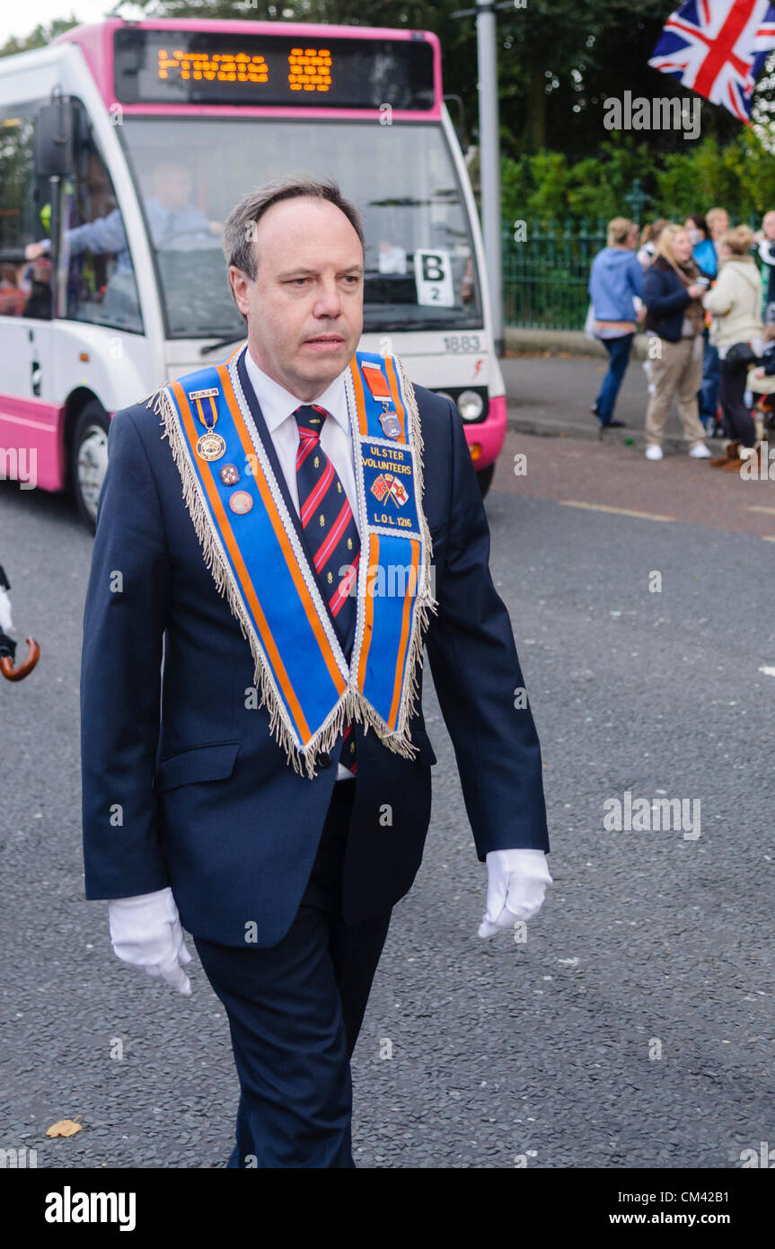Parlamentsmitglied für Nord-Belfast, Nigel Dodds, an der Ulster Covenant Centenary Parade trägt eine Schärpe der Oranier-Orden Stockfoto