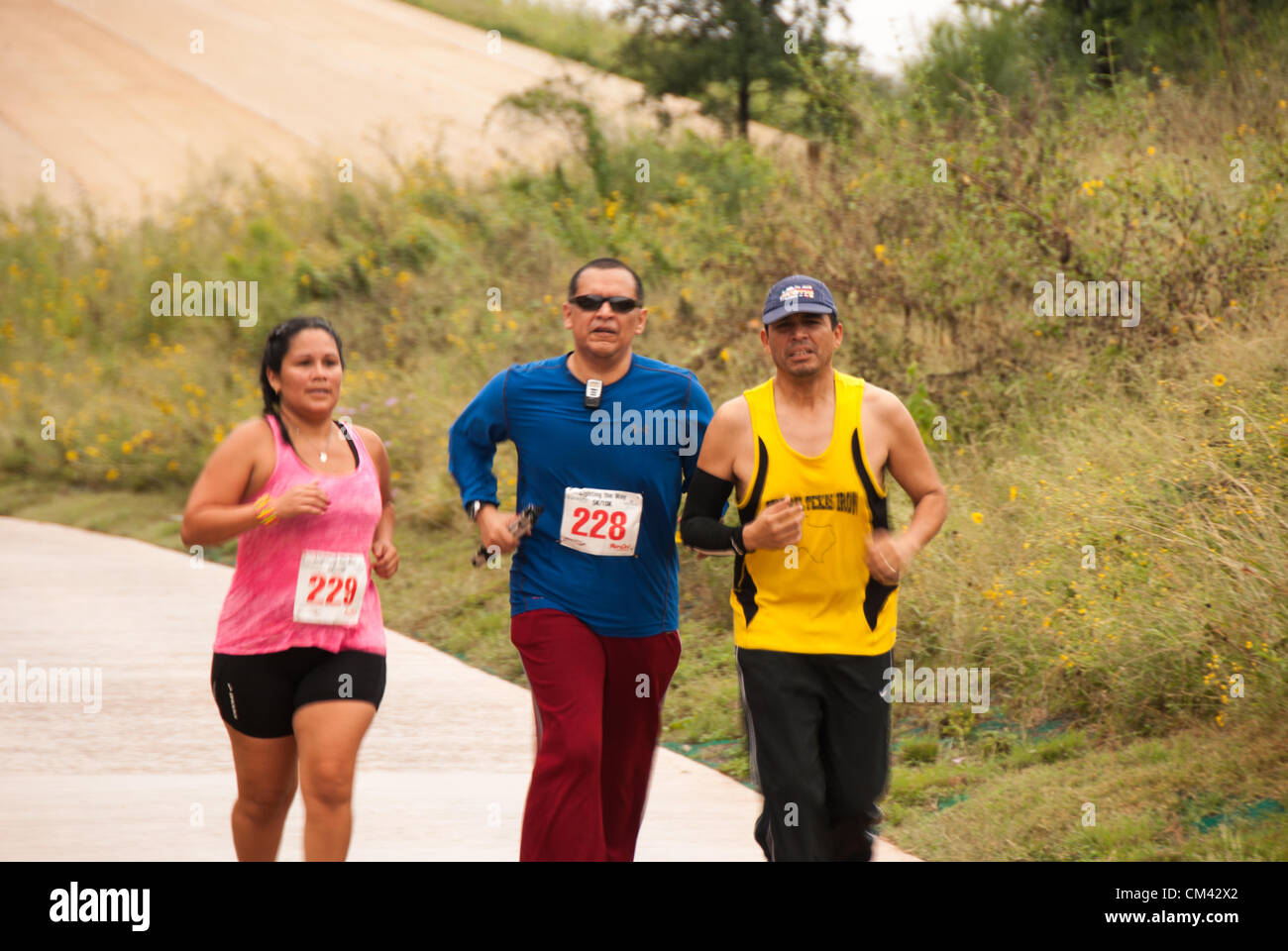 29. September 2012 San Antonio, Texas, USA - Geschwister unterstützen Sehbehinderte Bruder bei der 4. jährlichen Weston Wright "Licht den Weg" 5 K/10 K Run/Walk.  Die Veranstaltung profitiert der San Antonio-Leuchtturm für Blinde. Stockfoto