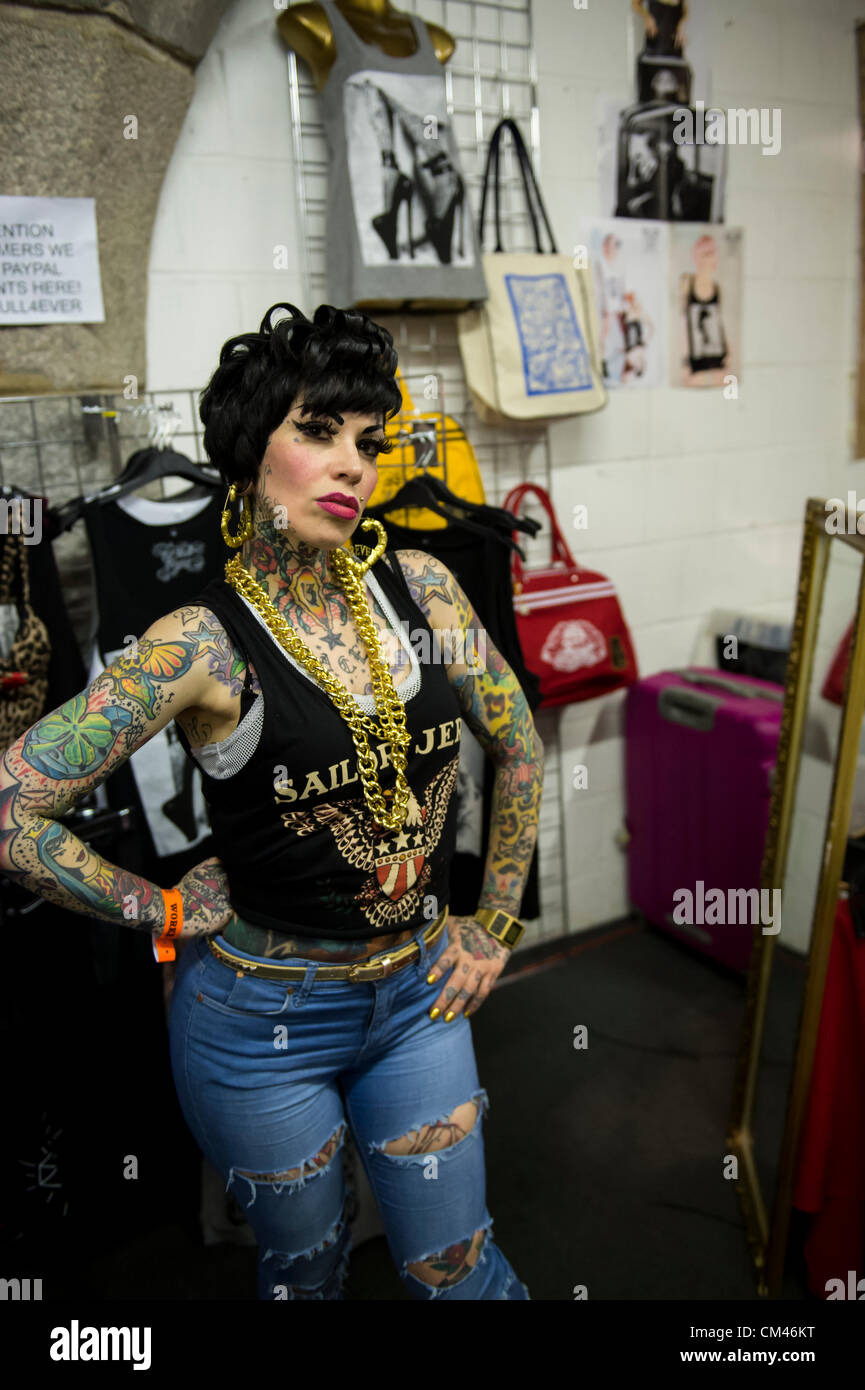 30. September 2012. London, UK. Der 8. internationalen Tattoo Convention zieht nach drei Tagen im Tobacco Dock im Londoner East End. Tattoo-Künstler, Fans und Entertainer besuchte von auf der ganzen Welt. Hier abgebildet ist weiblich aus Argentinien, Verkauf von Artikeln aus ihrem Stall am Veranstaltungsort. Stockfoto