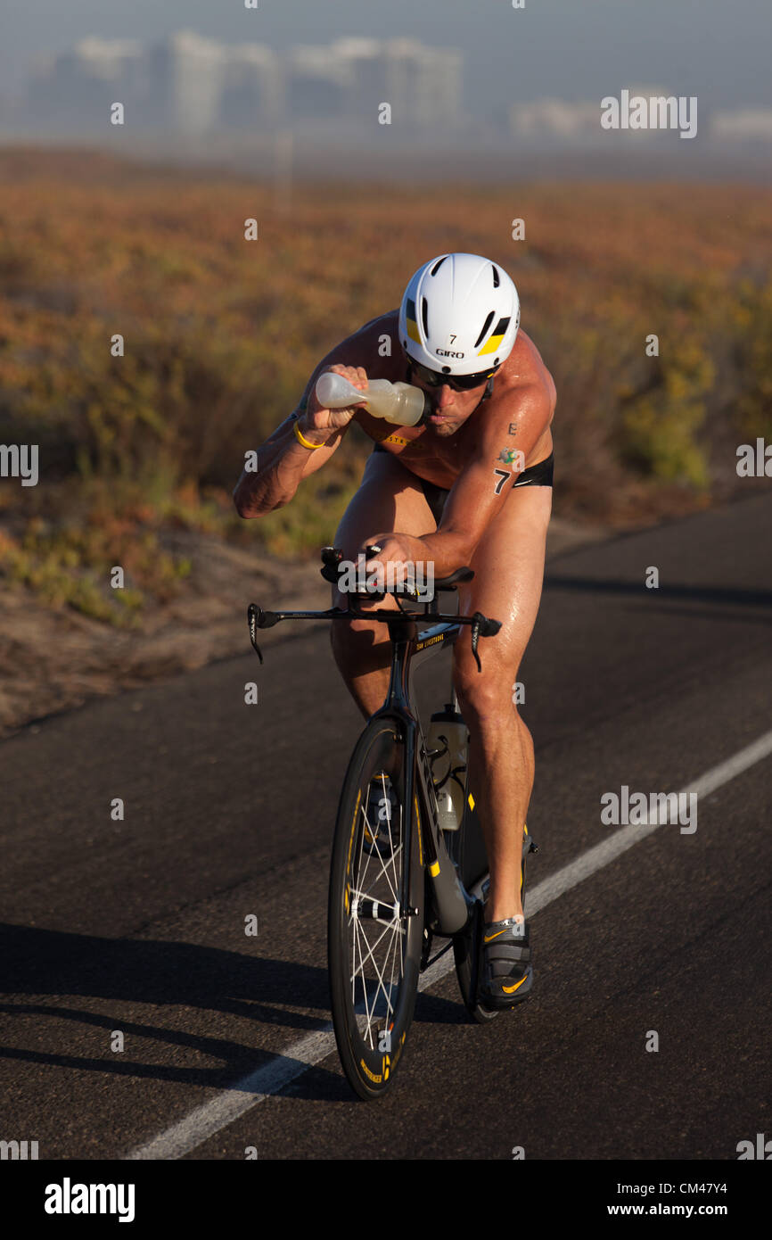 30. September 2012 - nahmen Corondo, CA, USA - Lance Armstrong, denen der US-Anti-Doping-Agentur eine lebenslangen Sperre im August reichte, an der Superfrog Triathlon in Coronado, Kalifornien. Während verboten von sanktionierten Veranstaltungen, die unter dem Dach der Welt-Anti-Doping-Agencyâ€™ s zuständig, Armstrong ist kostenlos in Veranstaltungen wie Superfrog antreten. Nach dem Rennen am 30. Sept. Trident Ausdauersport, Gastgeber LLC eine Fundraising-Q&A mit Lance Armstrong zugunsten die Navy SEAL-Stiftung und der Stiftung Livestrong. (Kredit-Bild: © Daren Fentiman/ZUMAPRESS.com) Stockfoto