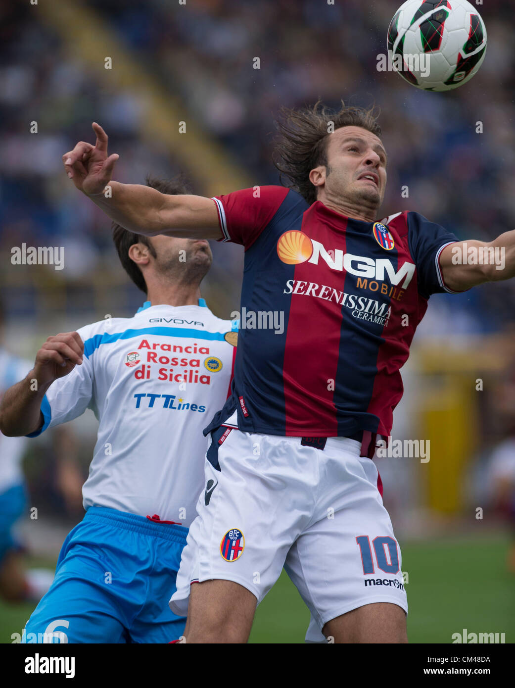 Nicola Legrottaglie (Catania), Alberto Gilardino (Bologna), 30. September 2012 - Fußball / Fußball: italienische "Serie A" match zwischen Bologna 4-0 Catania Renato dall-Stadion in Bologna, Italien. (Foto von Maurizio Borsari/AFLO) [0855] Stockfoto