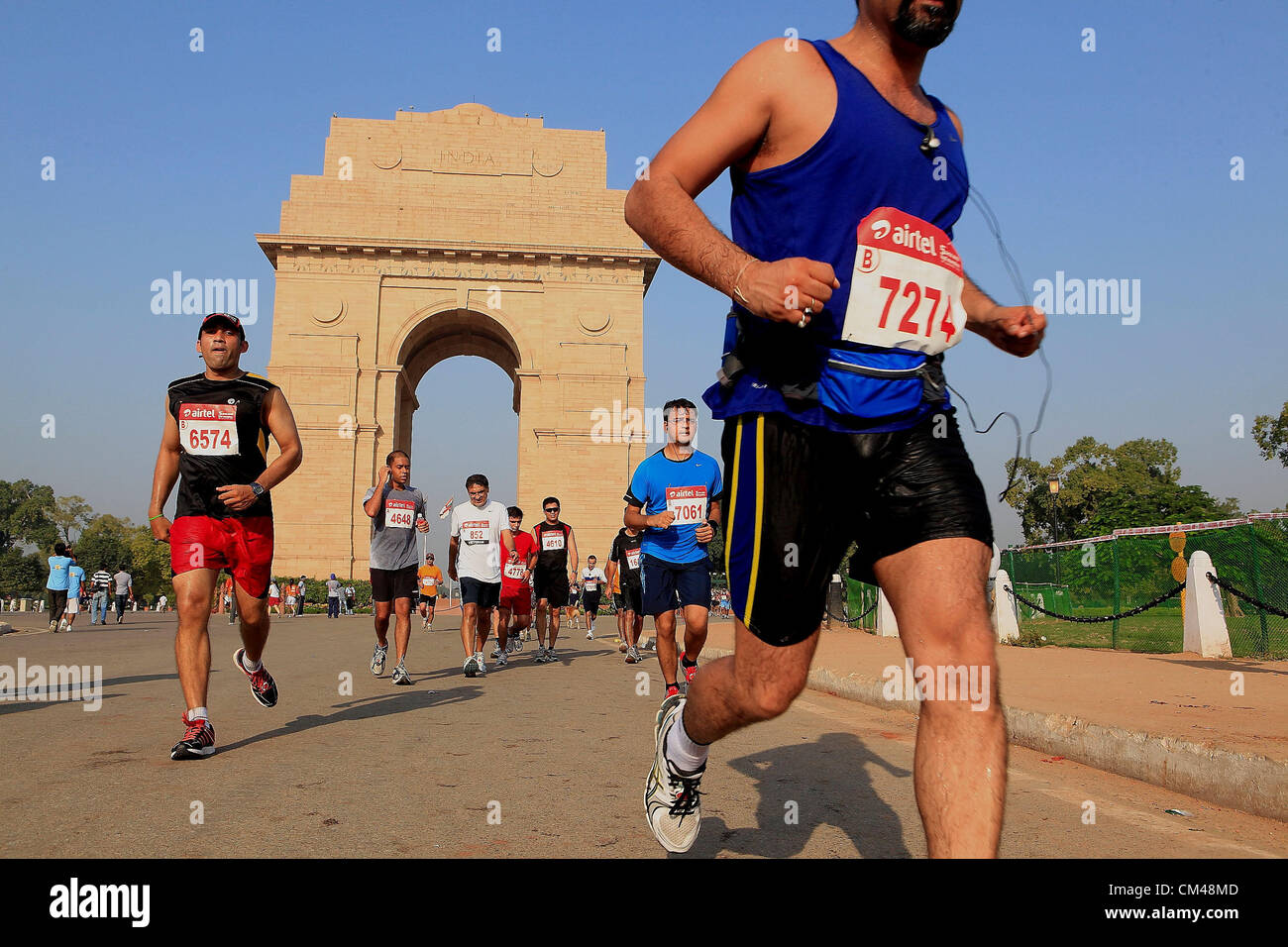Sept. 30, Teilnahme 2012 - Neu-Delhi, Indien - Delhi-Bewohner in Neu-Delhi-Halbmarathon als sie laufen durch das Wahrzeichen New Delhi, India Gate. (Kredit-Bild: © Subhash Sharma/ZUMAPRESS.com) Stockfoto
