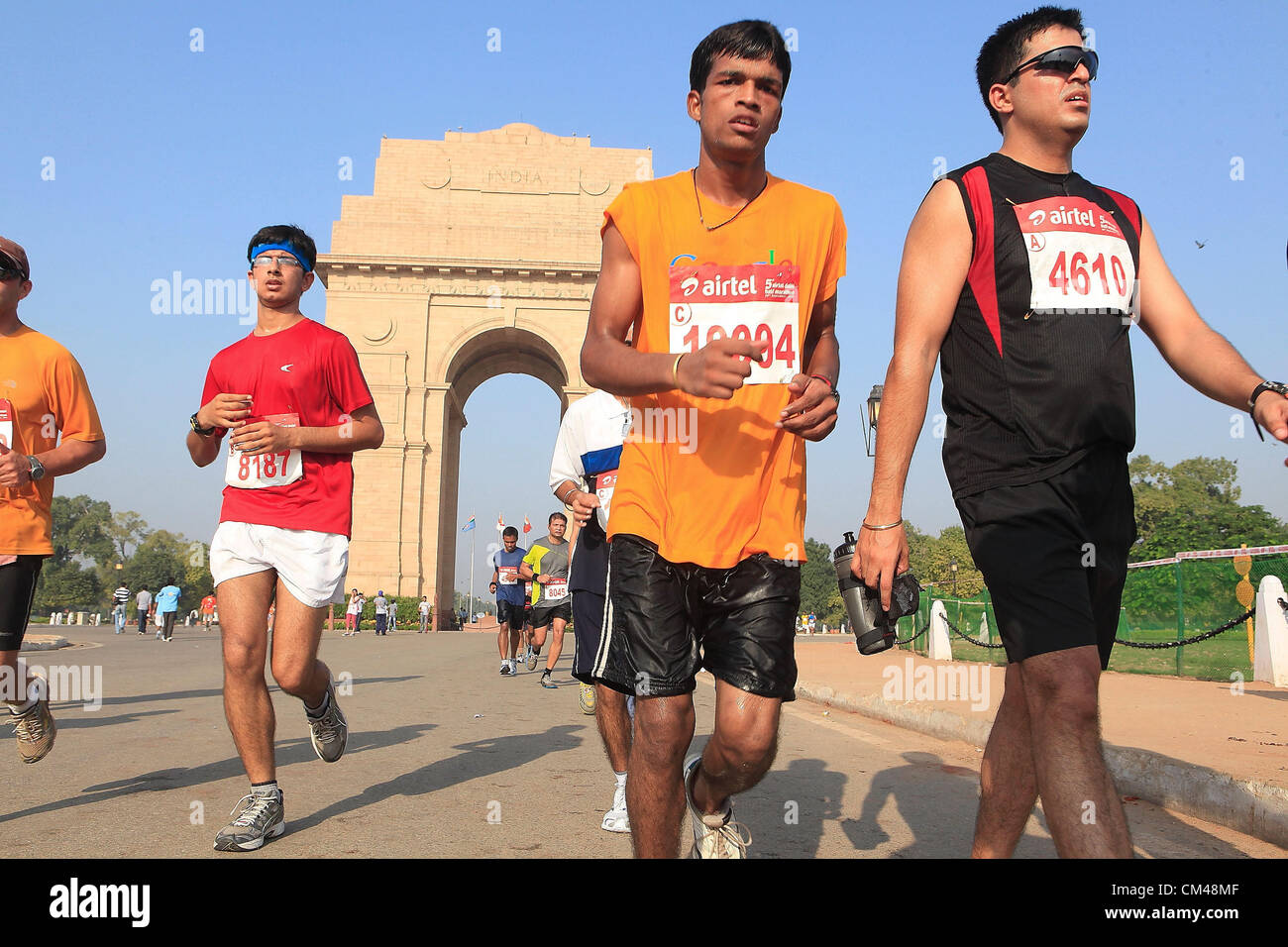 Sept. 30, Teilnahme 2012 - Neu-Delhi, Indien - Delhi-Bewohner in Neu-Delhi-Halbmarathon als sie laufen durch das Wahrzeichen New Delhi, India Gate. (Kredit-Bild: © Subhash Sharma/ZUMAPRESS.com) Stockfoto