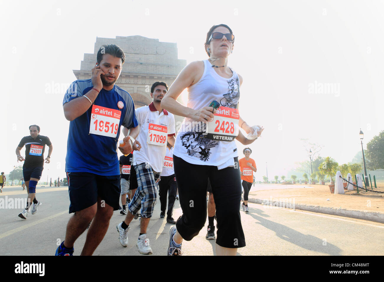 Sept. 30, Teilnahme 2012 - Neu-Delhi, Indien - Delhi-Bewohner in Neu-Delhi-Halbmarathon als sie laufen durch das Wahrzeichen New Delhi, India Gate. (Kredit-Bild: © Subhash Sharma/ZUMAPRESS.com) Stockfoto