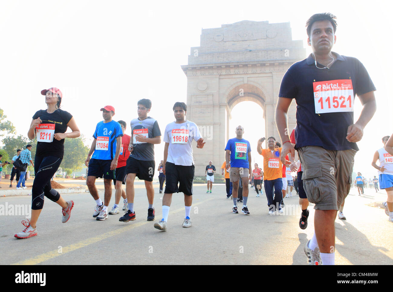 Sept. 30, Teilnahme 2012 - Neu-Delhi, Indien - Delhi-Bewohner in Neu-Delhi-Halbmarathon als sie laufen durch das Wahrzeichen New Delhi, India Gate. (Kredit-Bild: © Subhash Sharma/ZUMAPRESS.com) Stockfoto