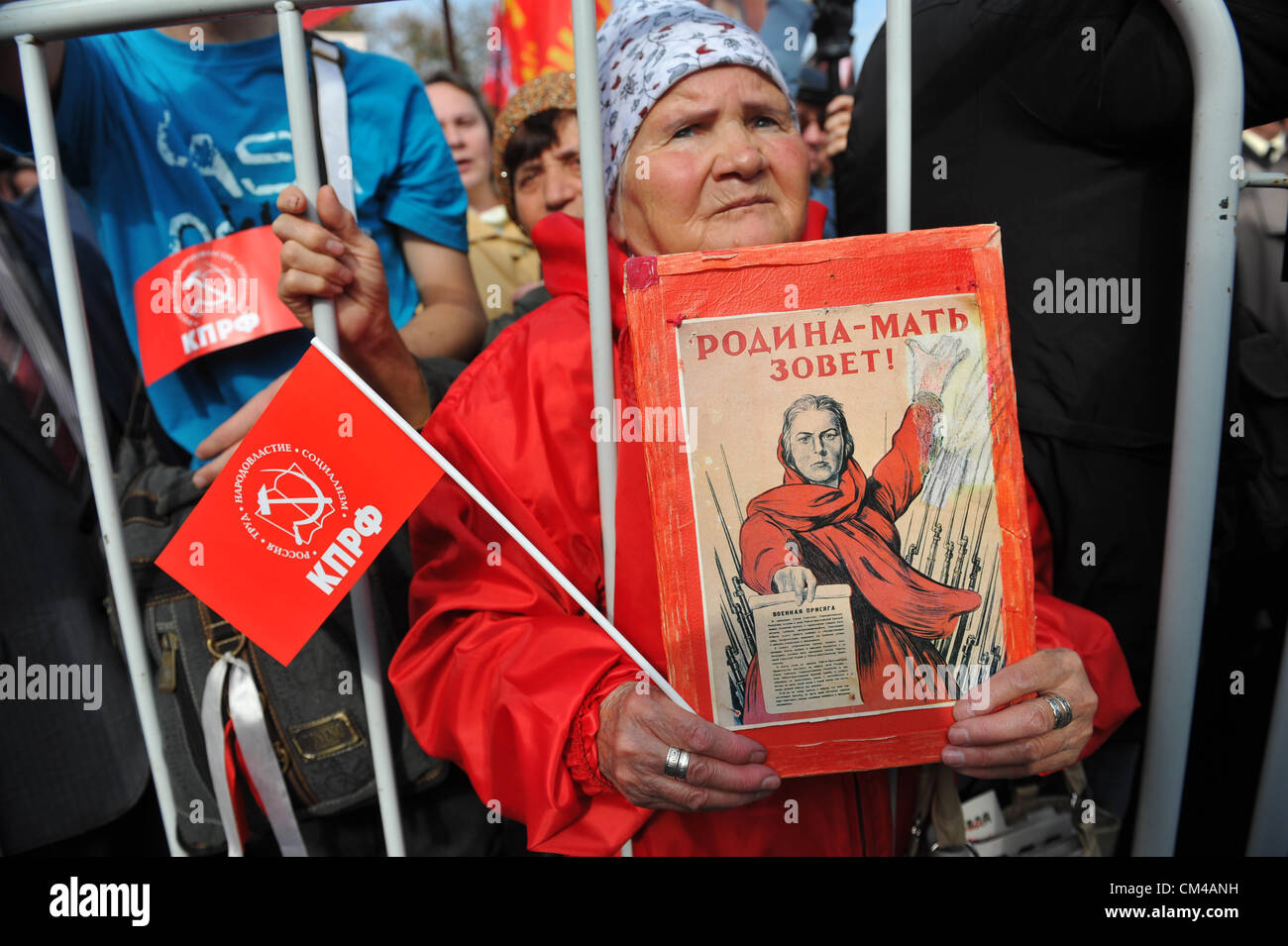 22. September 2012 - Moskau, Russland - September 22,2012.Moscow,Russia. Im Bild: Aktivisten der kommunistischen Partei Russlands mit Portraits von Stalin protestierte und Heimat-Russland gegen Anheben des Gehäuses Tarife, die russische Behörden planen zu tun. (Kredit-Bild: © PhotoXpress/ZUMAPRESS.com) Stockfoto