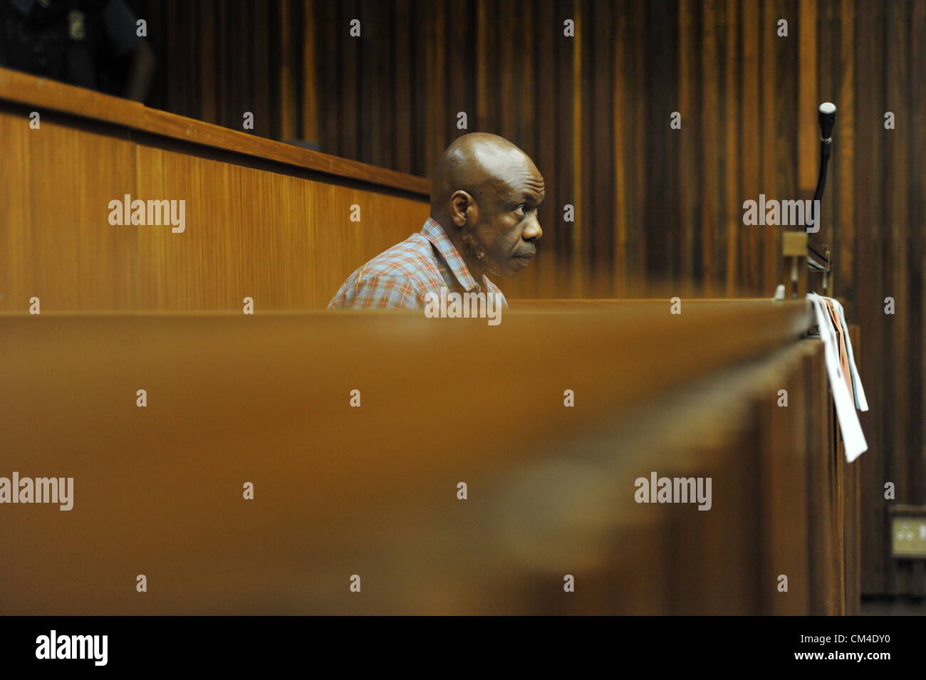 JOHANNESBURG, Südafrika: angebliche nigerianische Terrorist Henry Okah in Johannesburg High Court am 1. Oktober 2012 in Johannesburg, Südafrika. Okah ist angeklagt, Beteiligung an terroristischen Aktivitäten, Verschwörung zur engagieren in terroristische Aktivitäten und Bereitstellung, platzieren und einen Sprengsatz zu zünden. Er wurde zu den militanten Gruppe, Bewegung für die Emanzipation des Nigerdeltas (MEND) verbunden. (Foto von Gallo Images / Foto24 / Glück Maibi) Stockfoto