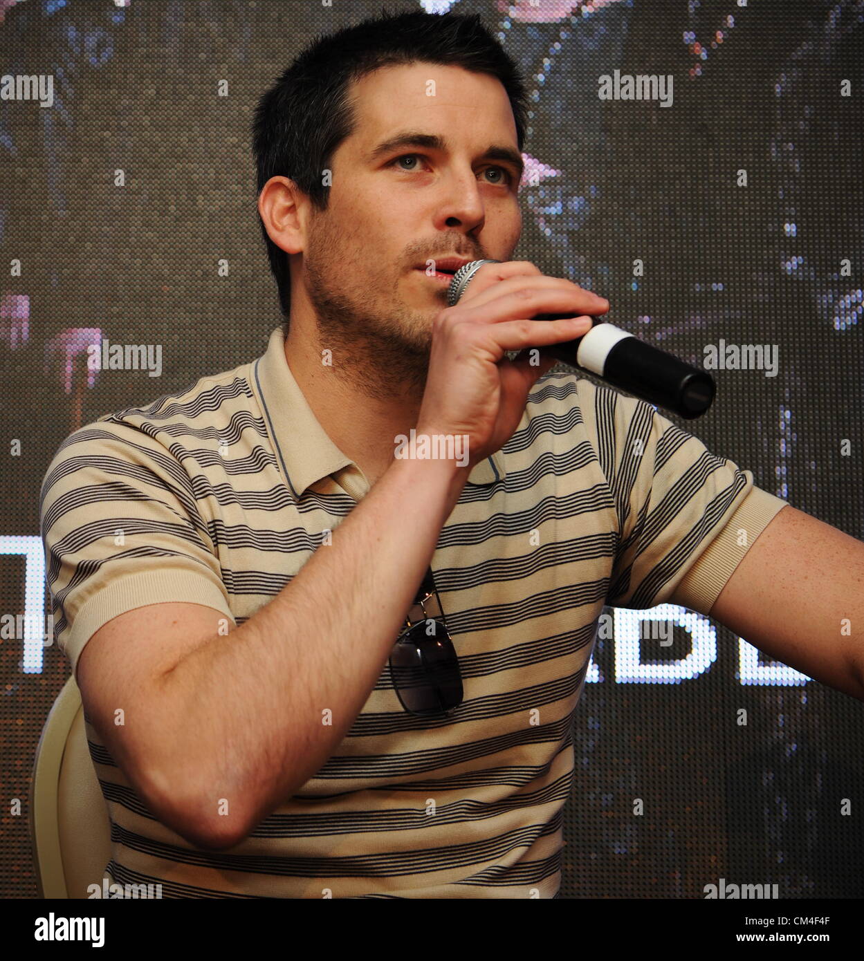 Johannesburg, Südafrika. 2. Oktober 2012. Britischer Schauspieler aus dem beliebten Downton Abbey Robert James Collier zeigen, wie die BBC ein Schaufenster auf dem Netzwerk neue Programme hält (Foto von Gallo Images / Foto24 / Mary-Ann Palmer / Alamy Live News) Stockfoto