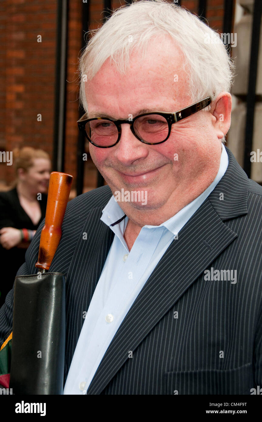 London, UK. 2. Oktober 2012. Christopher Biggins, Schauspieler, nimmt an einer Trauerfeier für Victor Spinetti, Schauspieler und Star der Beatles-Filmen, bei der Schauspieler-Kirche in Covent Garden Bedford Street. (Datei-Bild). Bildnachweis: Pete Maclaine / Alamy Live News Stockfoto