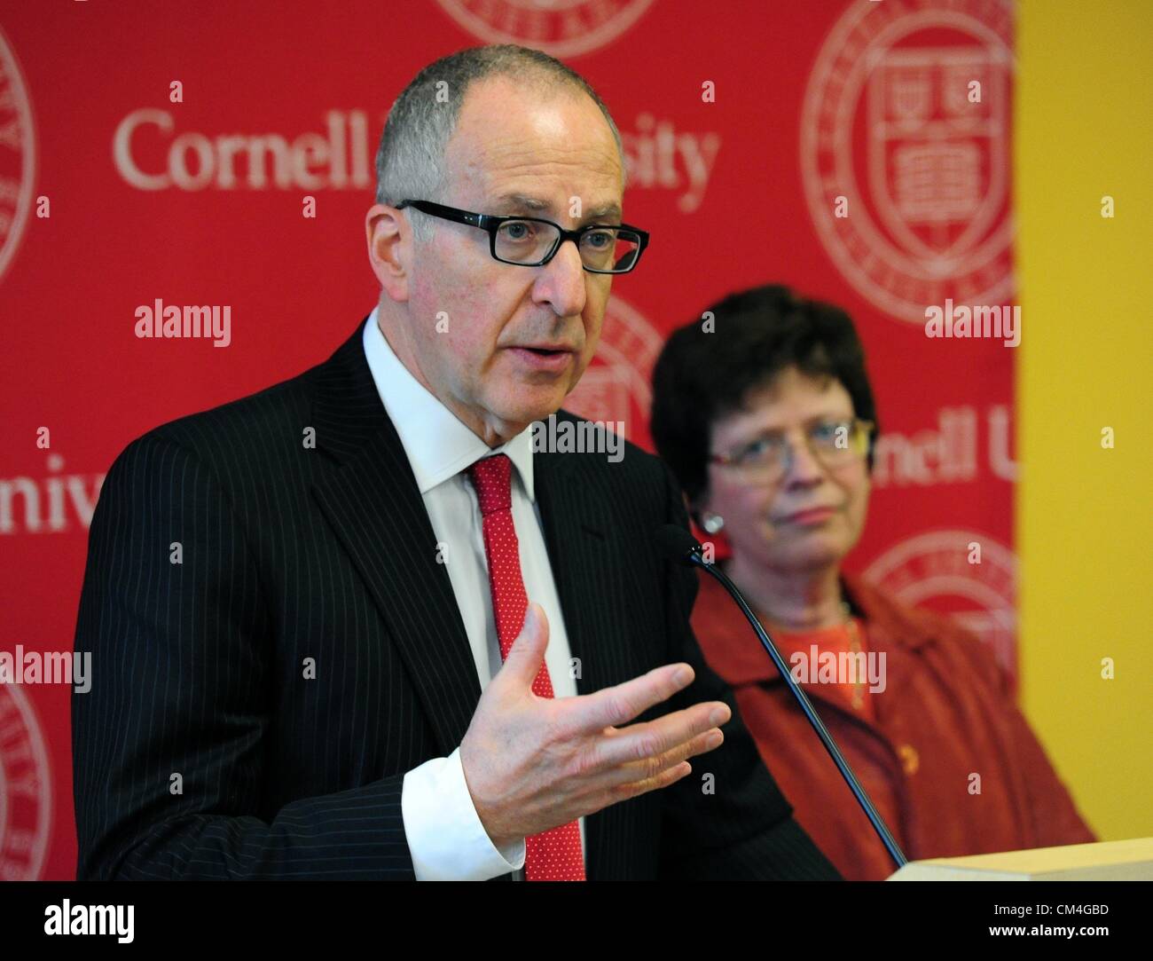 2. Oktober 2012 - Manhattan, New York, USA - Cornell Universität Präsident DAVID SKORTON spricht, wie U.S. Commerce Secretary REBECCA BLANK (R) handeln von unter Minister fuer Handel für geistiges Eigentum und Direktor der U.S. Patent and Trademark Office (USPTO) David Kappos, trat US-Senator Charles Schumer, US-amerikanischer Jurist und Carolyn Maloney, New York City Vizebürgermeister für wirtschaftliche Entwicklung Robert K. Steel zu verkünden eine gemeinsame Projektvereinbarung zwischen dem Handelsministerium und Cornell University, die für amerikanische Wachstum fördern Unternehmen und Unternehmer bei Cornell Campus 111 Stockfoto