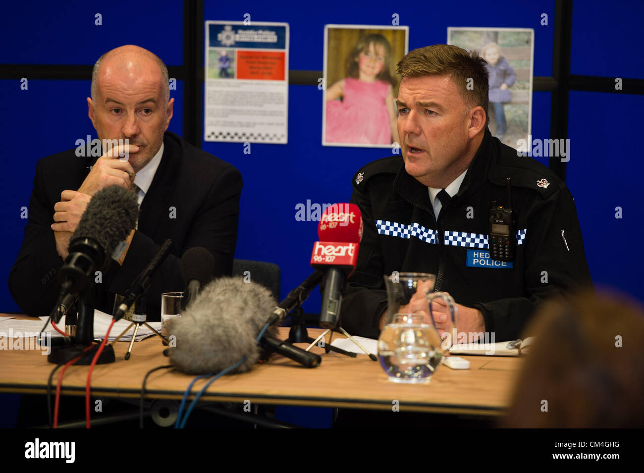 2. Oktober 2012, Aberystwyth UK: Detective Superintendant REG BEVAN (links, geeignet) und Superintendant IAN JOHN (rechts, uniformierte) auf einer Pressekonferenz, die Aktualisierung der Informationen auf der Suche nach vermissten 5 Einjahresmädchen APRIL JONES. Sie angekündigt, aber nicht nennen, dass ein 46 Jahre alter Mann im Zusammenhang mit der Entführung verhaftet worden und wurde in Frage gestellt bei Aberystwyth Polizeistation in dieser Nacht. He Mann wurde lokal als Ex-Markierung BRIDGER Foto Soldat als © Keith Morris Stockfoto