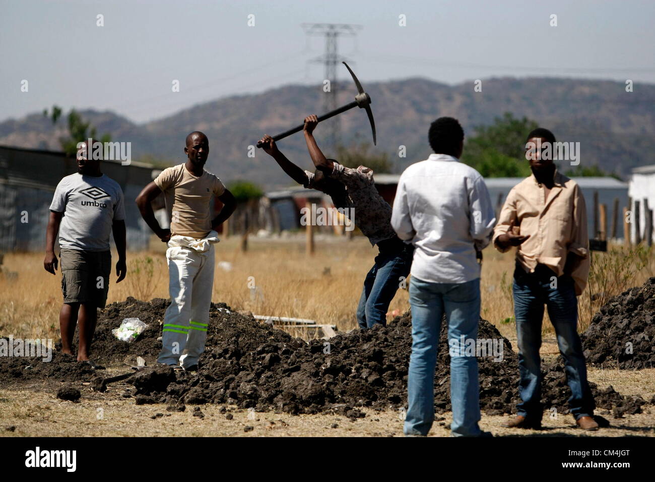 RUSTENBURG, Südafrika: Nkaneng Bewohner ein Grab graben wie der Untersuchungskommission Marikana den Bereich am 3. Oktober 2012 beginnen ihre Untersuchung der Todesfälle von 46 Personen während eines Streiks Lohn durch Lonmin Minenarbeiter in Rustenburg, Südafrika besucht. Die Kommission besuchte auch Hostels waren die Mine, die Arbeiter leben. (Foto von Gallo Images / Zeit / Lauren Mulligan) Stockfoto