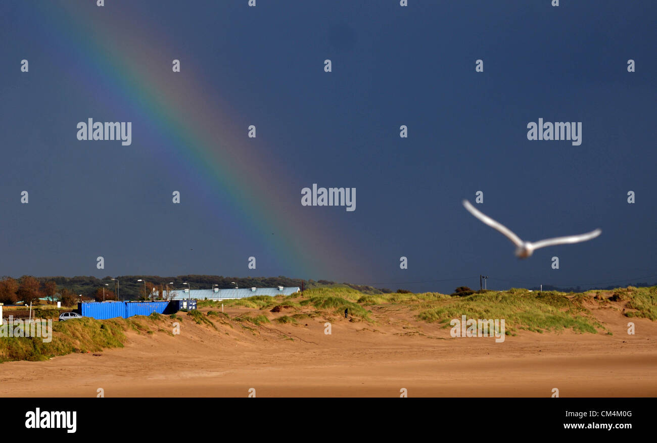 Porthcawl - UK 3. Oktober 2012: ein Regenbogen gebildet über die menschenleeren Strand Coney Kirmes in Porthcawl heute Nachmittag während einer Pause in der nassen Herbstwetter. Bildnachweis: Phil Rees / Alamy Live News Stockfoto