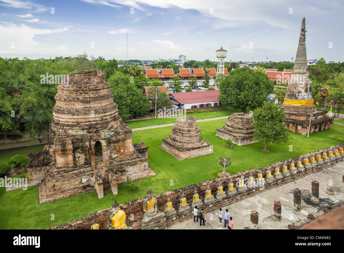 3. Oktober 2012 - Ayutthaya, Ayutthaya, Thailand - einige der zerstörten Chedis am Wat Yai Chaimongkhon in Ayutthaya. Wat Yai Chaimongkhon ist eines des wichtigsten Tempels in Ayutthaya und wurde 1357 gebaut. Ayutthaya ist die ehemalige kaiserliche Hauptstadt der damaligen Siam, heute Thailand. Ayutthaya wurde wurde um 1350 gegründet und der zweite Hauptstadt von Siam nach Sukhothai. Ayutthaya Lage zwischen China, Indien und dem Malaiischen Archipel gemacht Ayutthaya Handelszentrum der das Seengebiet. Um 1700 war Ayutthaya die größte Stadt der Welt mit insgesamt 1 Million Einwohner. Das Reich von Ayutthaya und Stockfoto