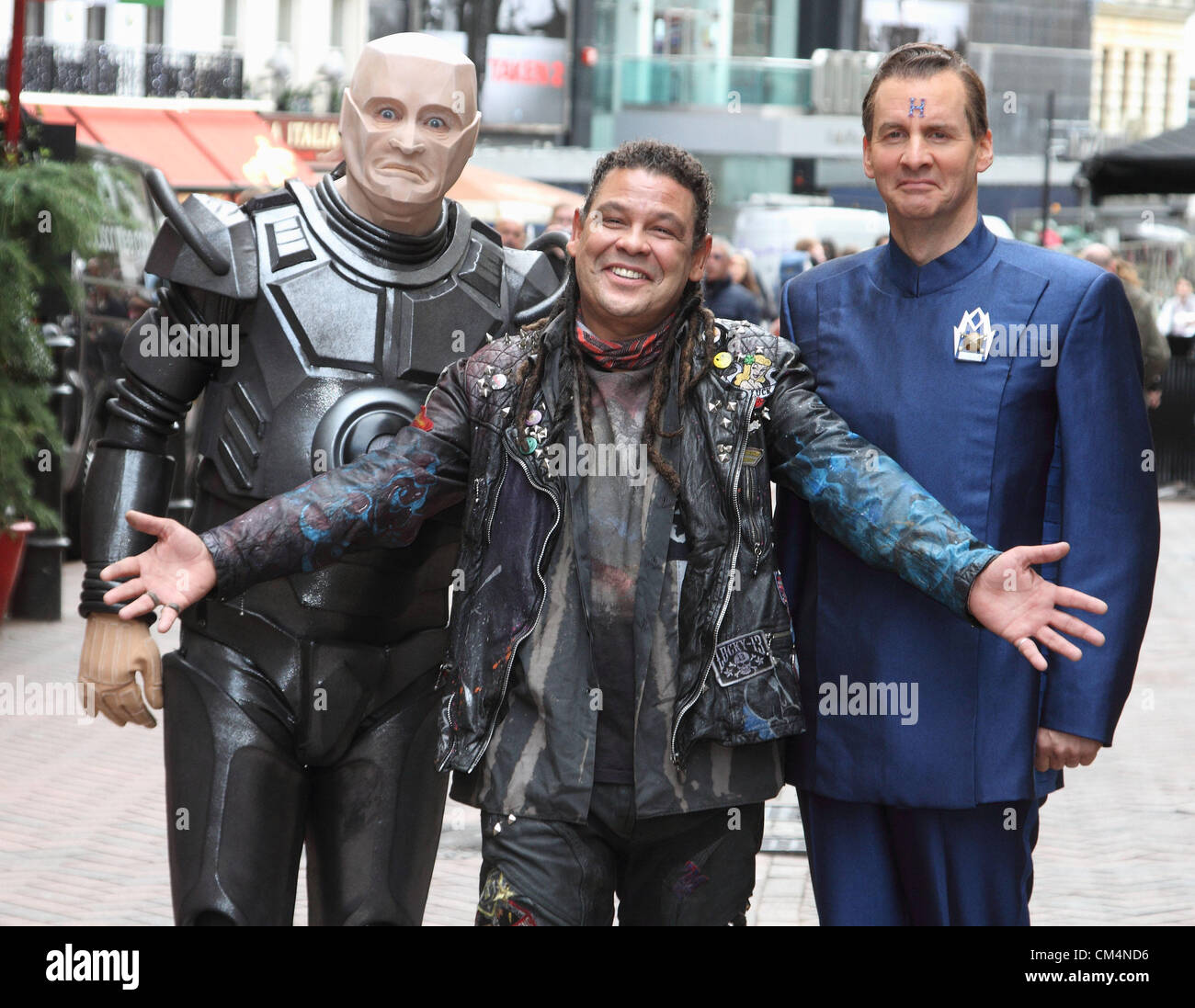 Nach 10 Jahren entfernt Kult-Sci-Fi-Serie Red Dwarf zurück. 4. Oktober 2012 startet die zehnte Serie auf DAVE. Chris Barrie, Craig Charles und Robert Llewellyn besuchen einen Fototermin für Red Dwarf X im Prince Charles Kino, London, UK. 3. Oktober 2012. Stockfoto