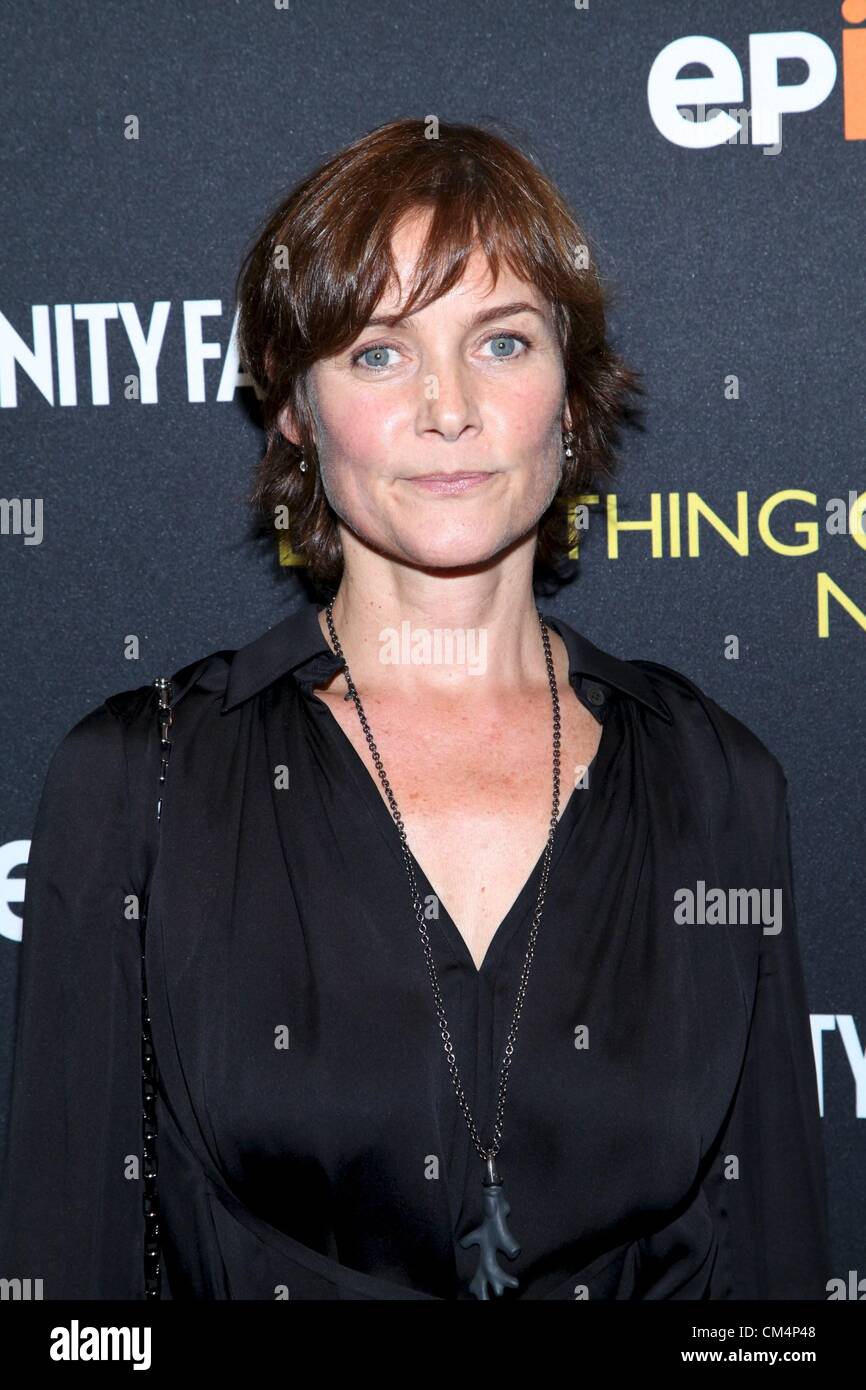 USA. Carey Lowell im Ankunftsbereich für alles oder nichts: THE UNTOLD STORY OF 007 Premiere, MoMA Museum of Modern Art, New York, NY 3. Oktober 2012. Foto von: Andres Otero/Everett Collection / Alamy live-News. Stockfoto