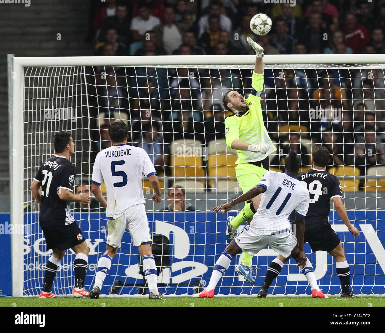 03.10.2012. Kiew, Ukraine.  Ivan Kelava (L) von Dinamo Zagreb während ihre UEFA Champions League-Gruppe ein Fußballspiel zwischen Dynamo Kiew und Dinamo Zagreb im Olimpiyskyi Stadium in Kiew, Ukraine, 3. Oktober 2012 Stockfoto