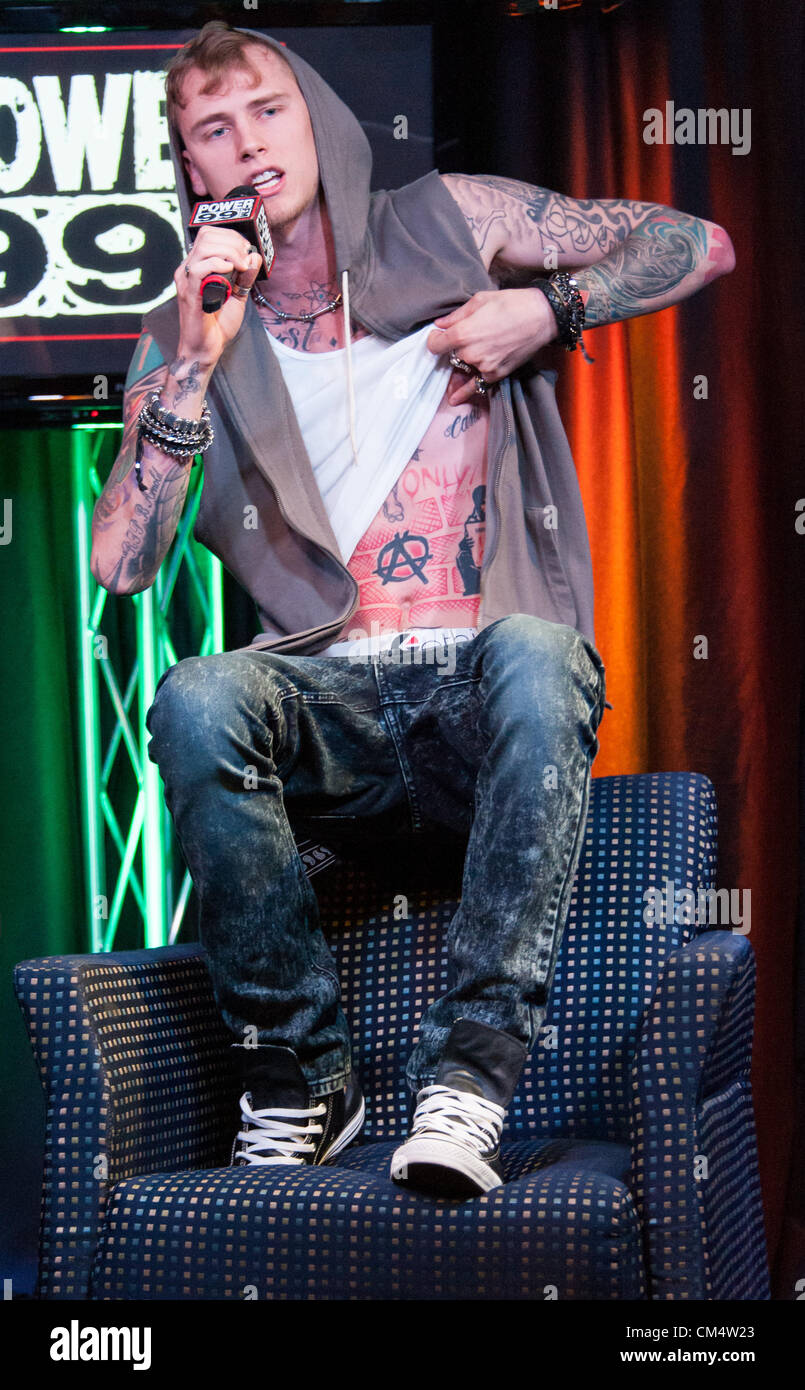 4. Oktober 2012 - Philadelphia, Pennsylvania, US - Rapper MGK besucht (Machine Gun Kelly) das macht 99 IHeartRadio Theater für ein live-Streaming-Interview. MGK ist eine amerikanische Hip Hop Recording Artist aus Cleveland, Ohio, Bad Boy und Interscope Records unterschrieben. Seinen Künstlernamen erhielt für sein Schnellfeuer lyrischen Flow und ist eine Anspielung auf den berüchtigten kriminellen George "Machine Gun" Kelly (Credit-Bild: © Ricky Fitchett/ZUMAPRESS.com) Stockfoto