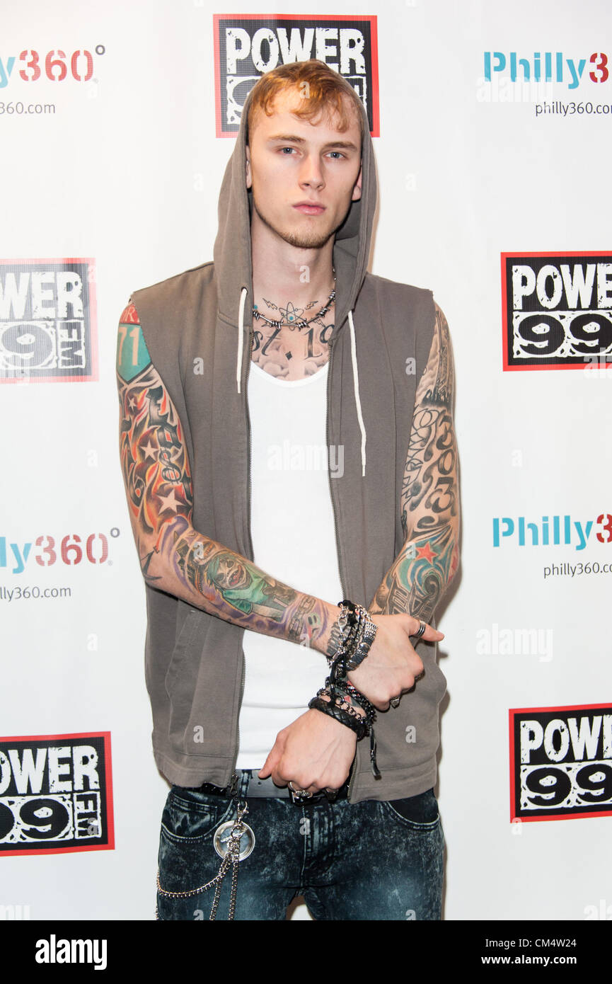4. Oktober 2012 - Philadelphia, Pennsylvania, US - Rapper MGK besucht (Machine Gun Kelly) das macht 99 IHeartRadio Theater für ein live-Streaming-Interview. MGK ist eine amerikanische Hip Hop Recording Artist aus Cleveland, Ohio, Bad Boy und Interscope Records unterschrieben. Seinen Künstlernamen erhielt für sein Schnellfeuer lyrischen Flow und ist eine Anspielung auf den berüchtigten kriminellen George "Machine Gun" Kelly (Credit-Bild: © Ricky Fitchett/ZUMAPRESS.com) Stockfoto