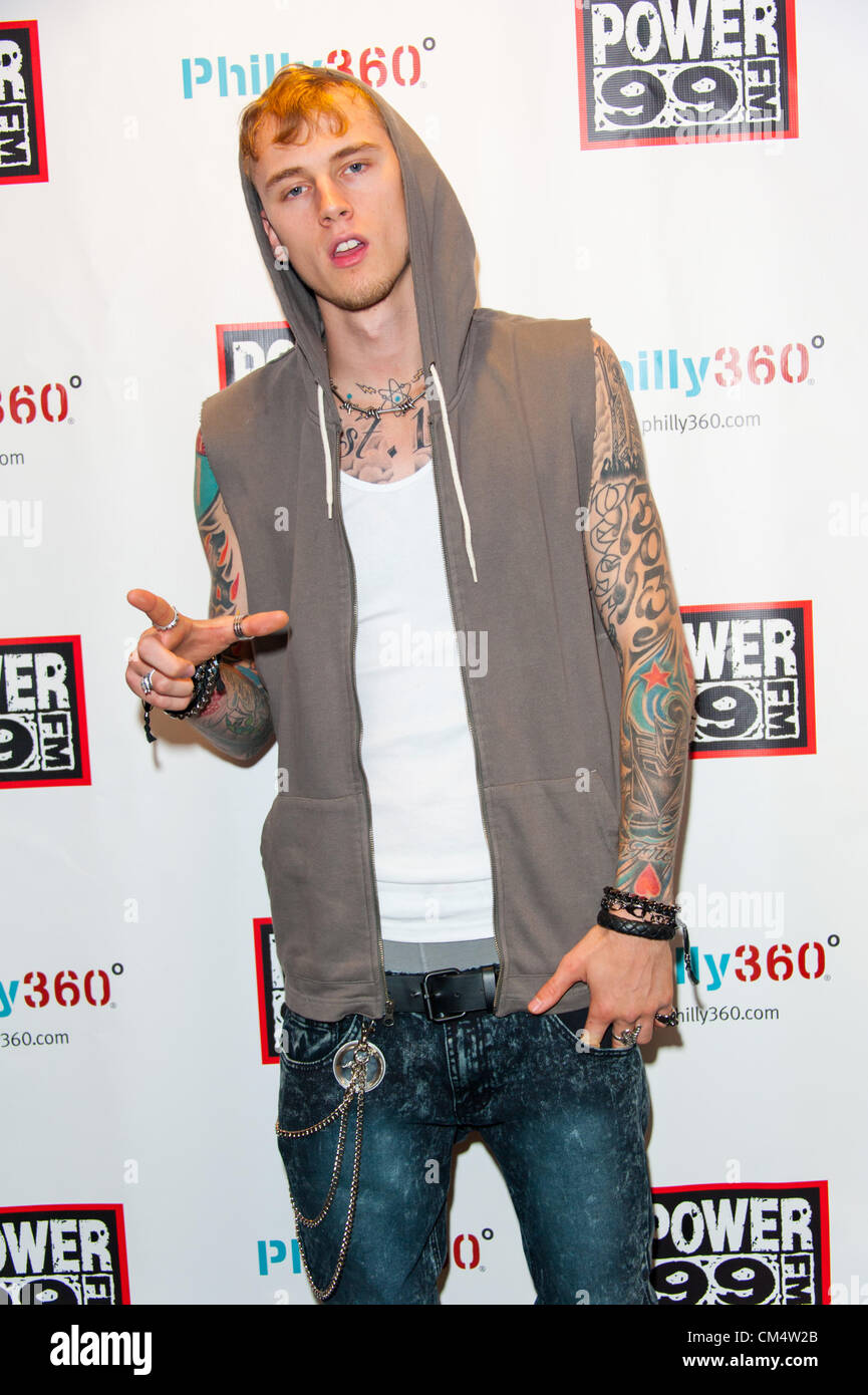 4. Oktober 2012 - Philadelphia, Pennsylvania, US - Rapper MGK besucht (Machine Gun Kelly) das macht 99 IHeartRadio Theater für ein live-Streaming-Interview. MGK ist eine amerikanische Hip Hop Recording Artist aus Cleveland, Ohio, Bad Boy und Interscope Records unterschrieben. Seinen Künstlernamen erhielt für sein Schnellfeuer lyrischen Flow und ist eine Anspielung auf den berüchtigten kriminellen George "Machine Gun" Kelly (Credit-Bild: © Ricky Fitchett/ZUMAPRESS.com) Stockfoto