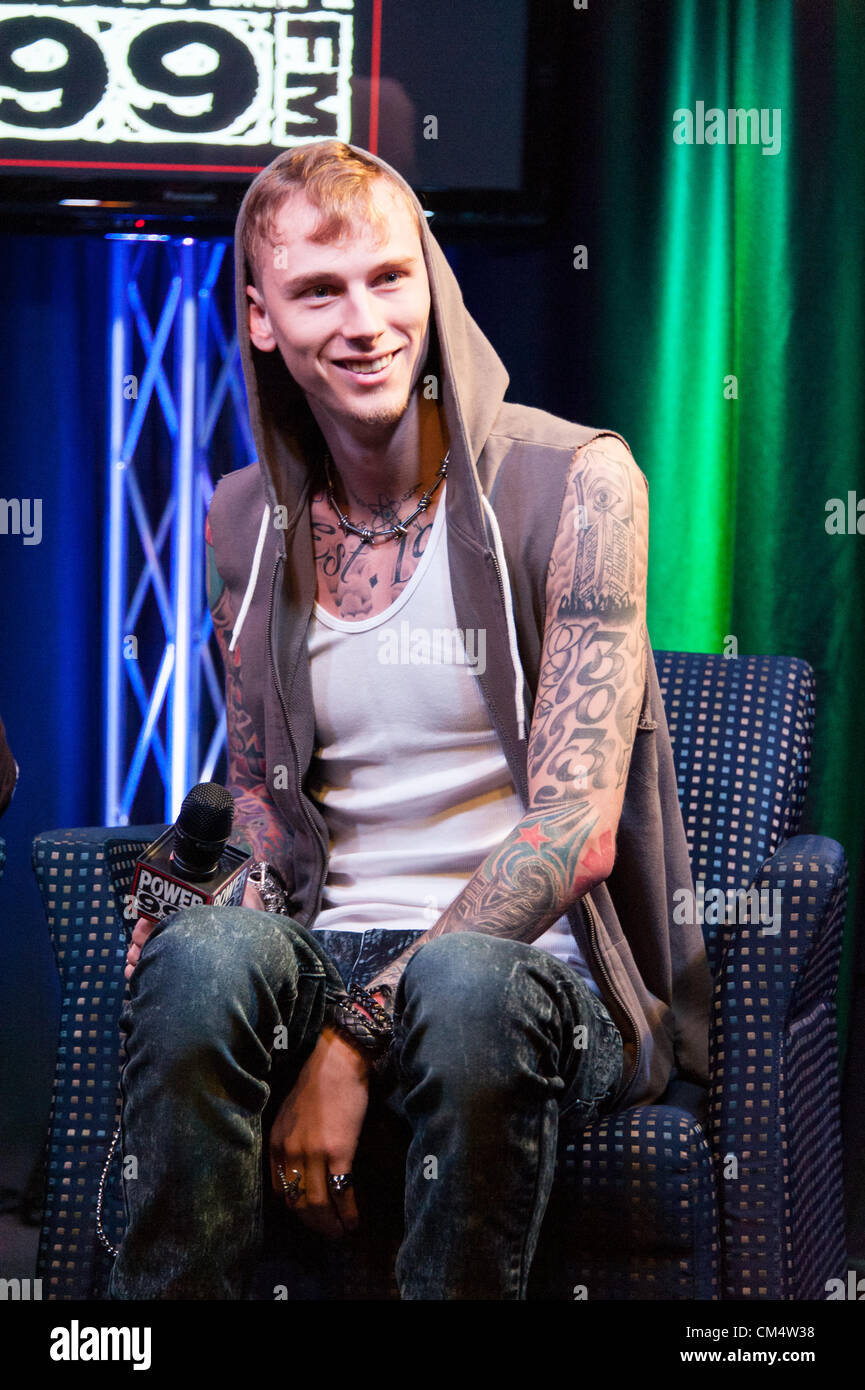 4. Oktober 2012 - Philadelphia, Pennsylvania, US - Rapper MGK besucht (Machine Gun Kelly) das macht 99 IHeartRadio Theater für ein live-Streaming-Interview. MGK ist eine amerikanische Hip Hop Recording Artist aus Cleveland, Ohio, Bad Boy und Interscope Records unterschrieben. Seinen Künstlernamen erhielt für sein Schnellfeuer lyrischen Flow und ist eine Anspielung auf den berüchtigten kriminellen George "Machine Gun" Kelly (Credit-Bild: © Ricky Fitchett/ZUMAPRESS.com) Stockfoto