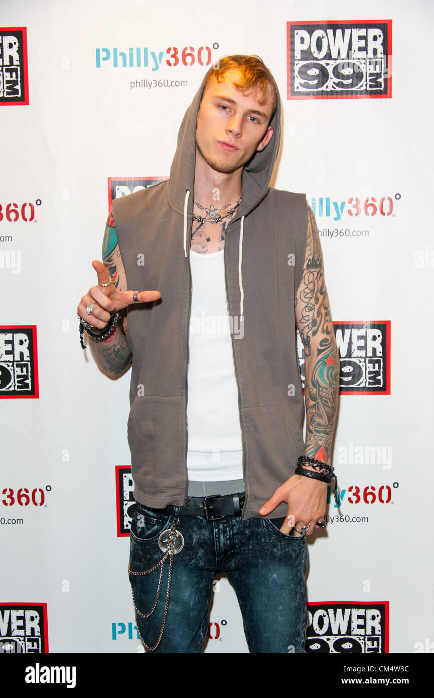 4. Oktober 2012 - Philadelphia, Pennsylvania, US - Rapper MGK besucht (Machine Gun Kelly) das macht 99 IHeartRadio Theater für ein live-Streaming-Interview. MGK ist eine amerikanische Hip Hop Recording Artist aus Cleveland, Ohio, Bad Boy und Interscope Records unterschrieben. Seinen Künstlernamen erhielt für sein Schnellfeuer lyrischen Flow und ist eine Anspielung auf den berüchtigten kriminellen George "Machine Gun" Kelly (Credit-Bild: © Ricky Fitchett/ZUMAPRESS.com) Stockfoto