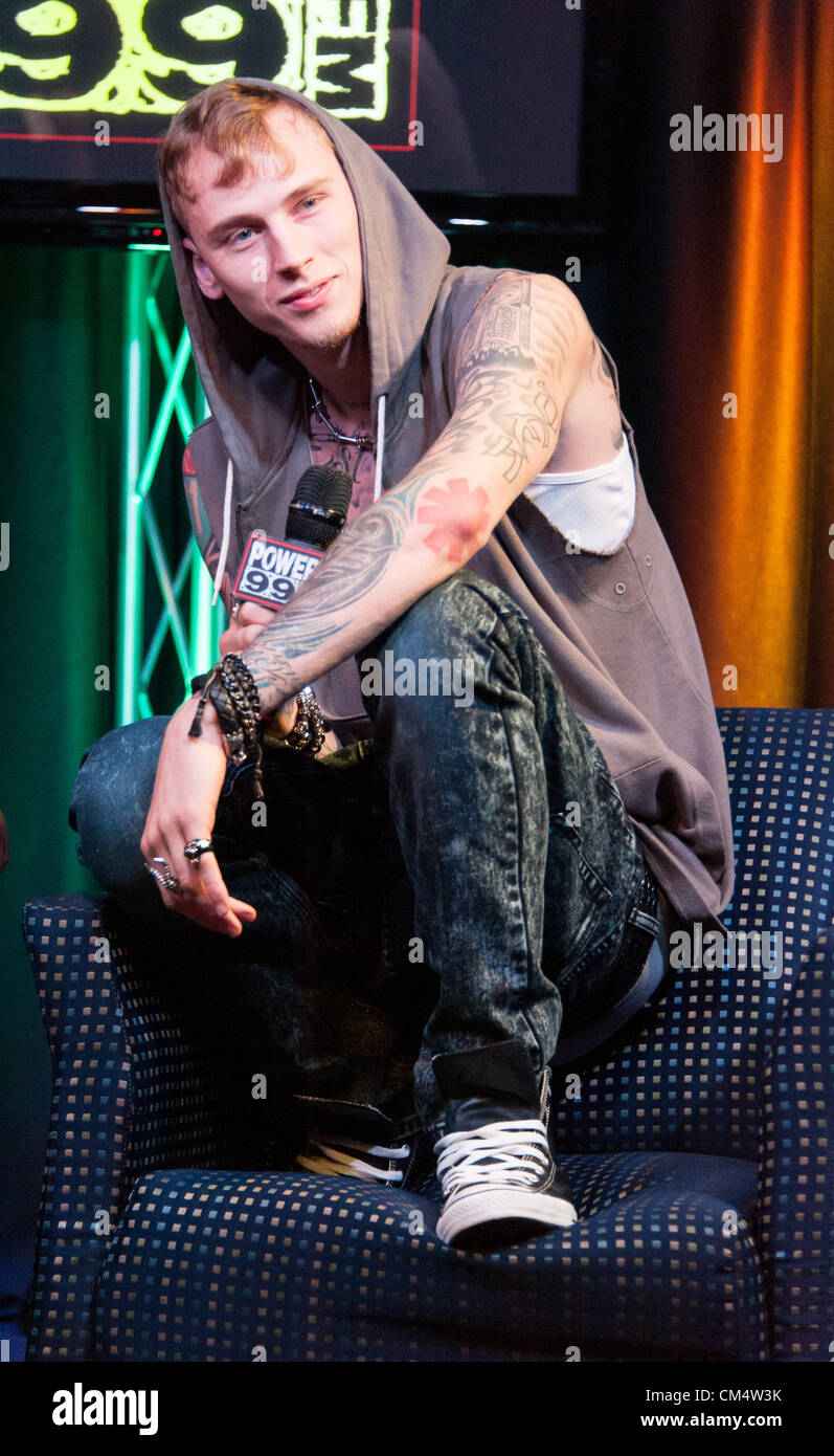 4. Oktober 2012 - Philadelphia, Pennsylvania, US - Rapper MGK besucht (Machine Gun Kelly) das macht 99 IHeartRadio Theater für ein live-Streaming-Interview. MGK ist eine amerikanische Hip Hop Recording Artist aus Cleveland, Ohio, Bad Boy und Interscope Records unterschrieben. Seinen Künstlernamen erhielt für sein Schnellfeuer lyrischen Flow und ist eine Anspielung auf den berüchtigten kriminellen George "Machine Gun" Kelly (Credit-Bild: © Ricky Fitchett/ZUMAPRESS.com) Stockfoto