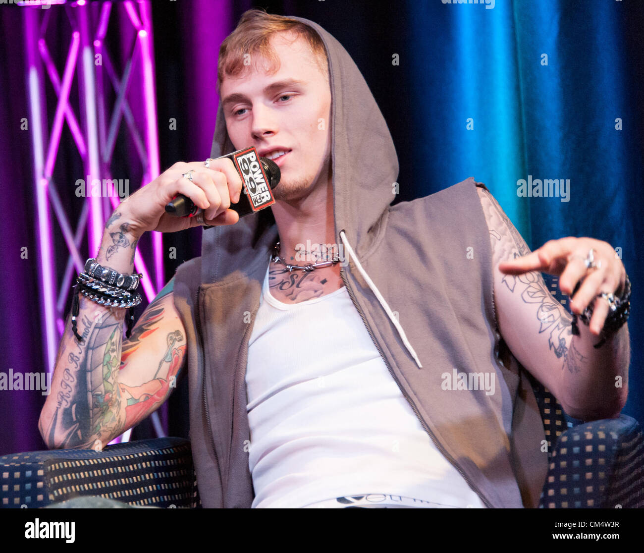 4. Oktober 2012 - Philadelphia, Pennsylvania, US - Rapper MGK besucht (Machine Gun Kelly) das macht 99 IHeartRadio Theater für ein live-Streaming-Interview. MGK ist eine amerikanische Hip Hop Recording Artist aus Cleveland, Ohio, Bad Boy und Interscope Records unterschrieben. Seinen Künstlernamen erhielt für sein Schnellfeuer lyrischen Flow und ist eine Anspielung auf den berüchtigten kriminellen George "Machine Gun" Kelly (Credit-Bild: © Ricky Fitchett/ZUMAPRESS.com) Stockfoto