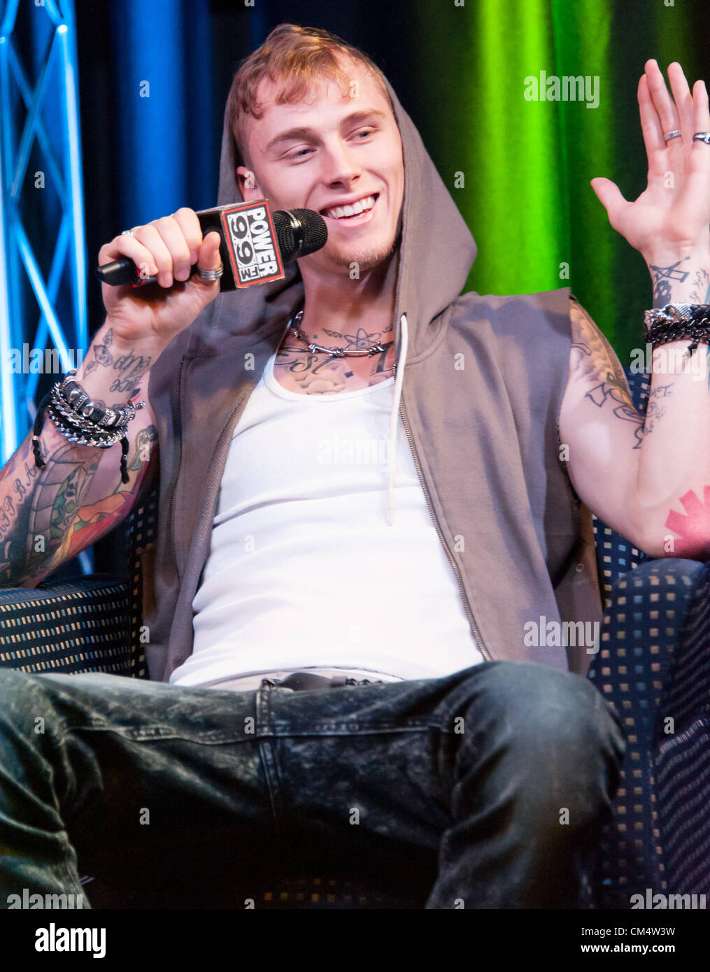 4. Oktober 2012 - Philadelphia, Pennsylvania, US - Rapper MGK besucht (Machine Gun Kelly) das macht 99 IHeartRadio Theater für ein live-Streaming-Interview. MGK ist eine amerikanische Hip Hop Recording Artist aus Cleveland, Ohio, Bad Boy und Interscope Records unterschrieben. Seinen Künstlernamen erhielt für sein Schnellfeuer lyrischen Flow und ist eine Anspielung auf den berüchtigten kriminellen George "Machine Gun" Kelly (Credit-Bild: © Ricky Fitchett/ZUMAPRESS.com) Stockfoto