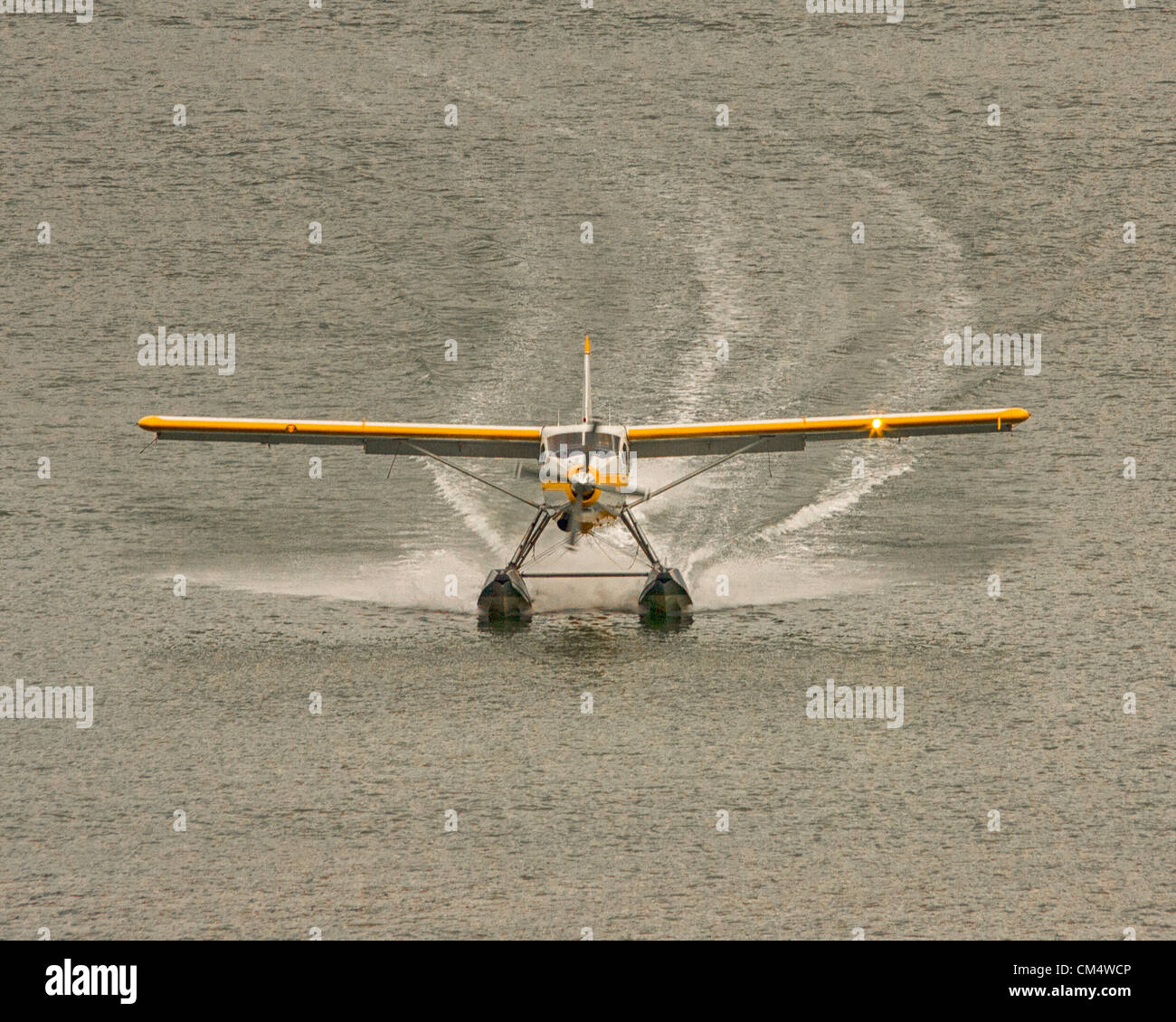 5. Juli 2012 taxis - Borough Of Juneau, Alaska, US - A Wings Airways DeHavilland Otter Rundflug Wasserflugzeug im Gastinaeau Kanal nähert sich der Uferpromenade von Juneau nach Touristen über die Tongass National Forest und die Gletscher von Juneau Icefield fliegen. (Kredit-Bild: © Arnold Drapkin/ZUMAPRESS.com) Stockfoto