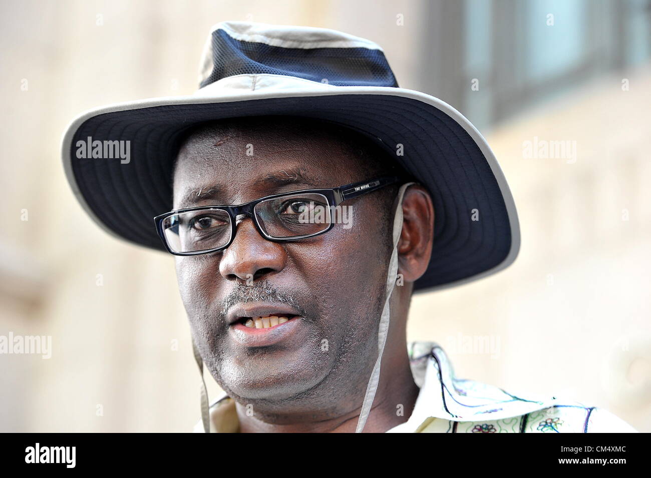 JOHANNESBURG, Südafrika: Cosatu Generalsekretär Zwelinzima Vavi außerhalb des Plenarsaals der Minen am 4. Oktober 2012 in Johannesburg, Südafrika. (Foto von Gallo Images / Foto24 / Bongiwe Gumede) Stockfoto