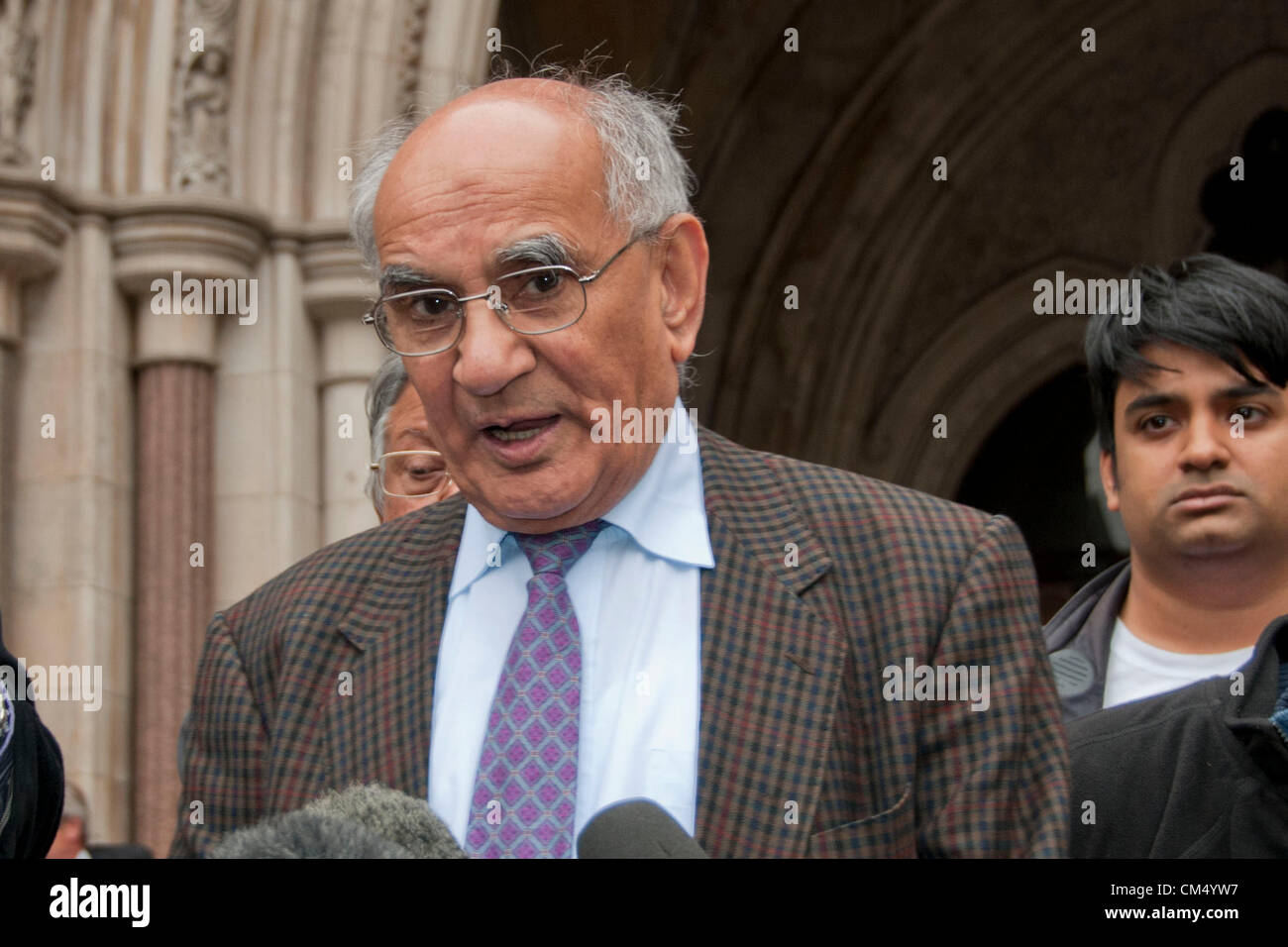 London, UK. 10.05.12. Ashfaq Ahmad, Vater von Babar Ahmad spricht nach herauszufinden, seinen Sohn, seine letzte verloren hat Auslieferung Appell zu graben. Bildnachweis: Pete Maclaine / Alamy Live News Stockfoto