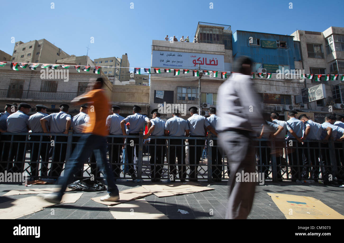 Amman, Jordanien. 5. Oktober 2012. Demonstranten besuchen pro-Reform-Rallye organisiert von der Muslim-Bruderschaft in der Nähe der Husseini-Moschee im Zentrum von Amman, Jordanien am Freitag, 5. Oktober 2012. Die Demonstranten gefordert, weitere politische Reformen, die bessere Wahlgesetze, mehr Verfassungsänderungen und ernsthafte Anstrengungen zur Bekämpfung der Korruption. Bildnachweis: PixelPro / Alamy Live News Stockfoto