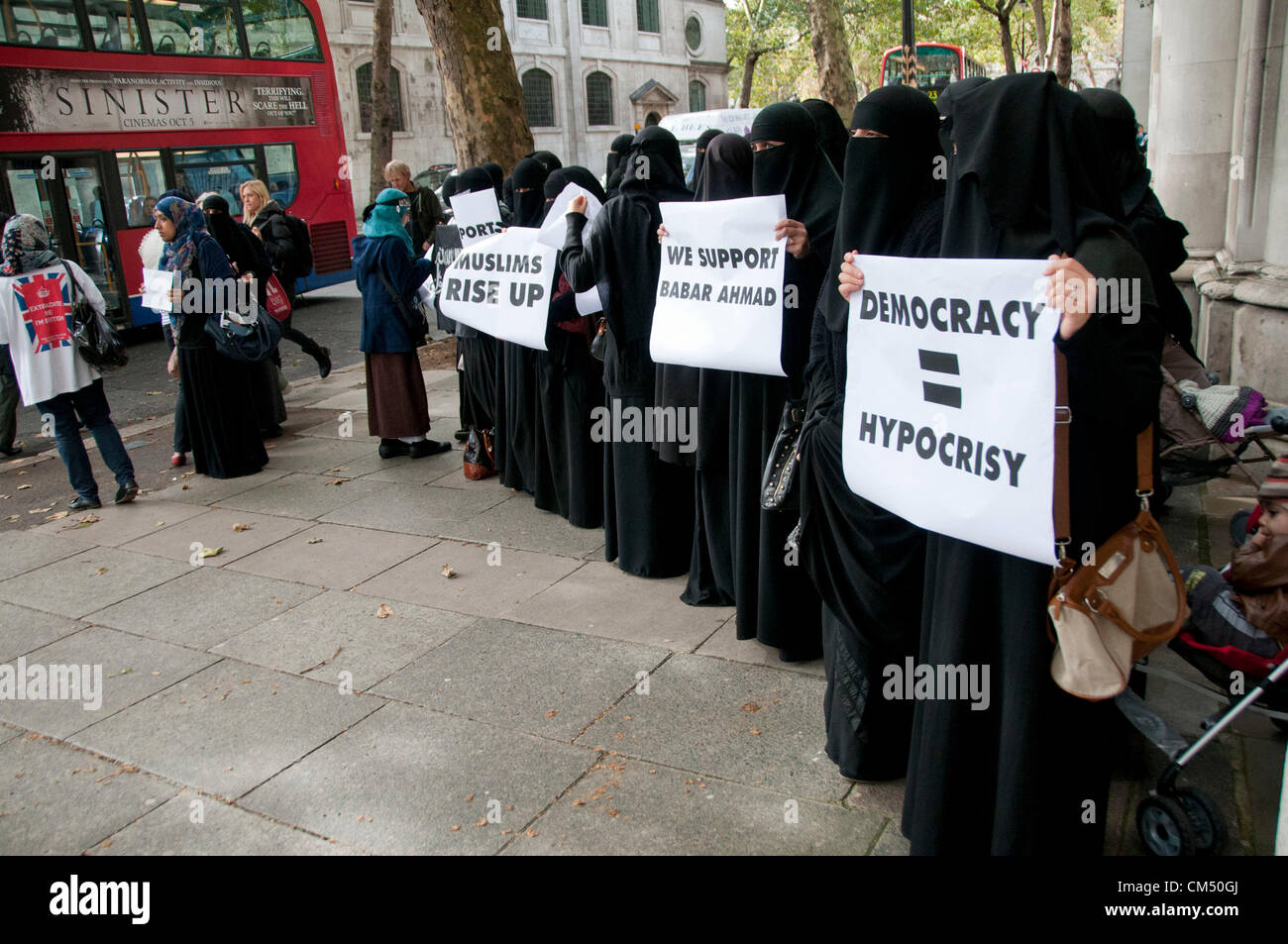 London, UK. 10.05.70. Frauen tragen Nicabs halten Banner, als Anjem Choudary und seiner islamistischen-Anhänger protestieren gegen die Auslieferung von Abu Hamza an den königlichen Gerichten Gerechtigkeit Kredit: Pete Maclaine / Alamy Live News Stockfoto